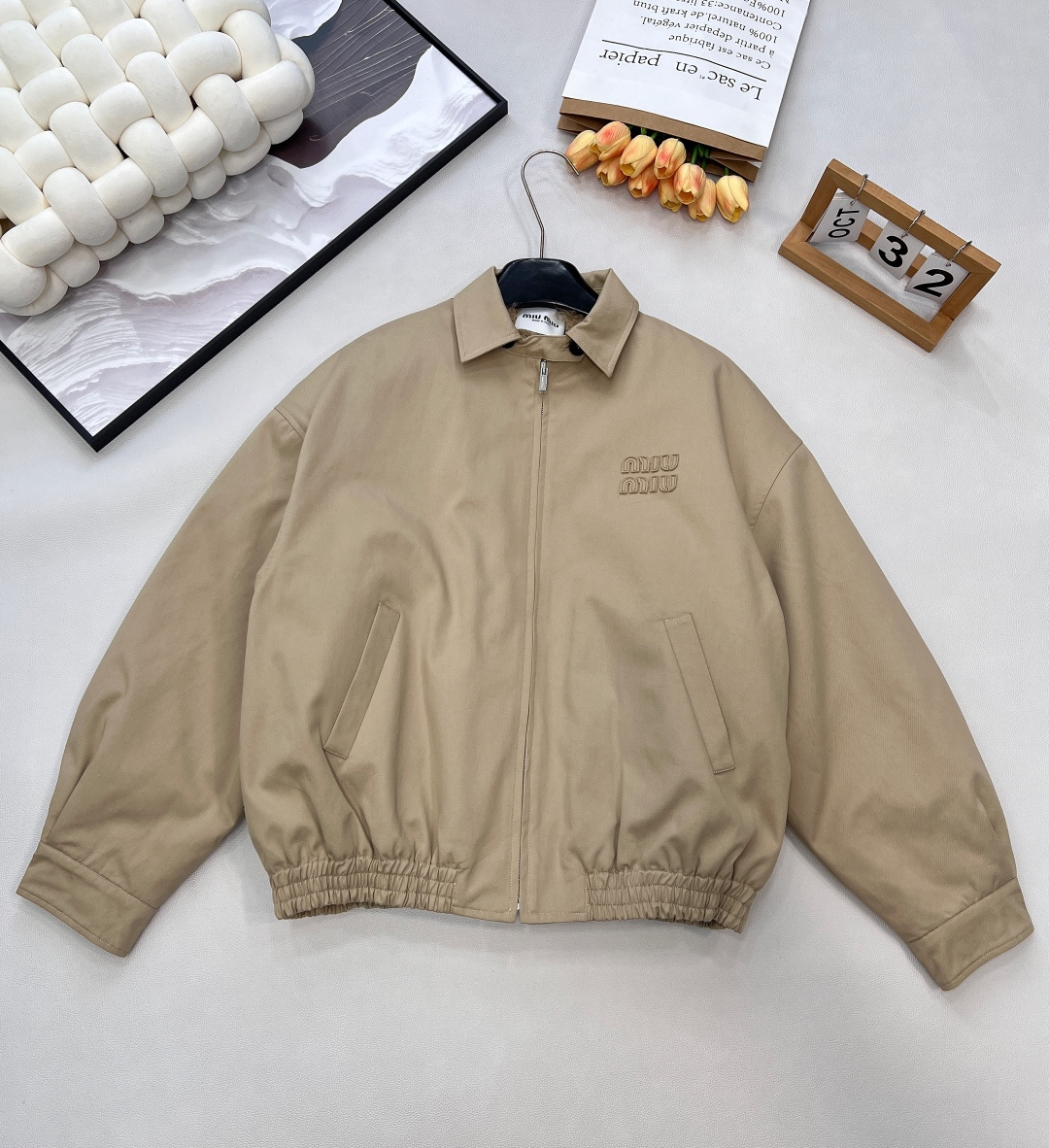 NO:625092,MIUMIU Retro Khaki Jacket with appliquéd letter embroidery and fur lining. This eco-friendly lambswool jacket, with its soft khaki color and sharp tailoring, can easily become the protagonist of your wardrobe. Protected like a 'soft armor', the exterior is stiff and stylish, resisting the cold wind, and the interior is as soft as a hug, locking in body temperature. With one zipper and one stand-up collar, you can gain a full sense of security.  Warm plush velvet, soft against the skin, directly locked in the cold in autumn and winter, with letters embroidered on the chest, low-key luxury ~ Loose dropped shoulders + slightly waist drawstring, covering the flesh and hiding winter bloat, small people can also wear casual oversize. Lapel + metal zipper, the work clothes are neat and full, and the hands are full of relaxation. Practical and fashionable, a must-have for sweet and cool girls!  Three standards are complete, large quantities are shipped, size SML code M,,miumiu,versace,jackets & coats,alexander wang19860909MIUMIU 毛毛内里贴布绣字母复古卡其外套 这件环保羊羔毛外套,以柔和的卡其色和利落剪裁,轻松成为你衣橱的搭配主角,「软盔甲」般的守护,外表挺括有型,抵御寒风,内里如拥抱般柔软,锁住体温,一拉链,一立领,便能收获满满的安心感 暖融融的毛绒绒,贴肤软乎乎,秋冬抗寒直接锁死,胸前贴布绣字母,低调奢华～ 宽松落肩+微收腰抽绳,遮肉又藏起冬日臃肿,小个子也能穿出随性oversize 翻领+金属拉链,工装利落感拉满,抬手间全是松弛氛围.实用又时髦,甜酷女孩必备！三标齐全,大货出 尺码sml 编码M,,miumiu,versace,jackets & coats,alexander wang,Women's clothing