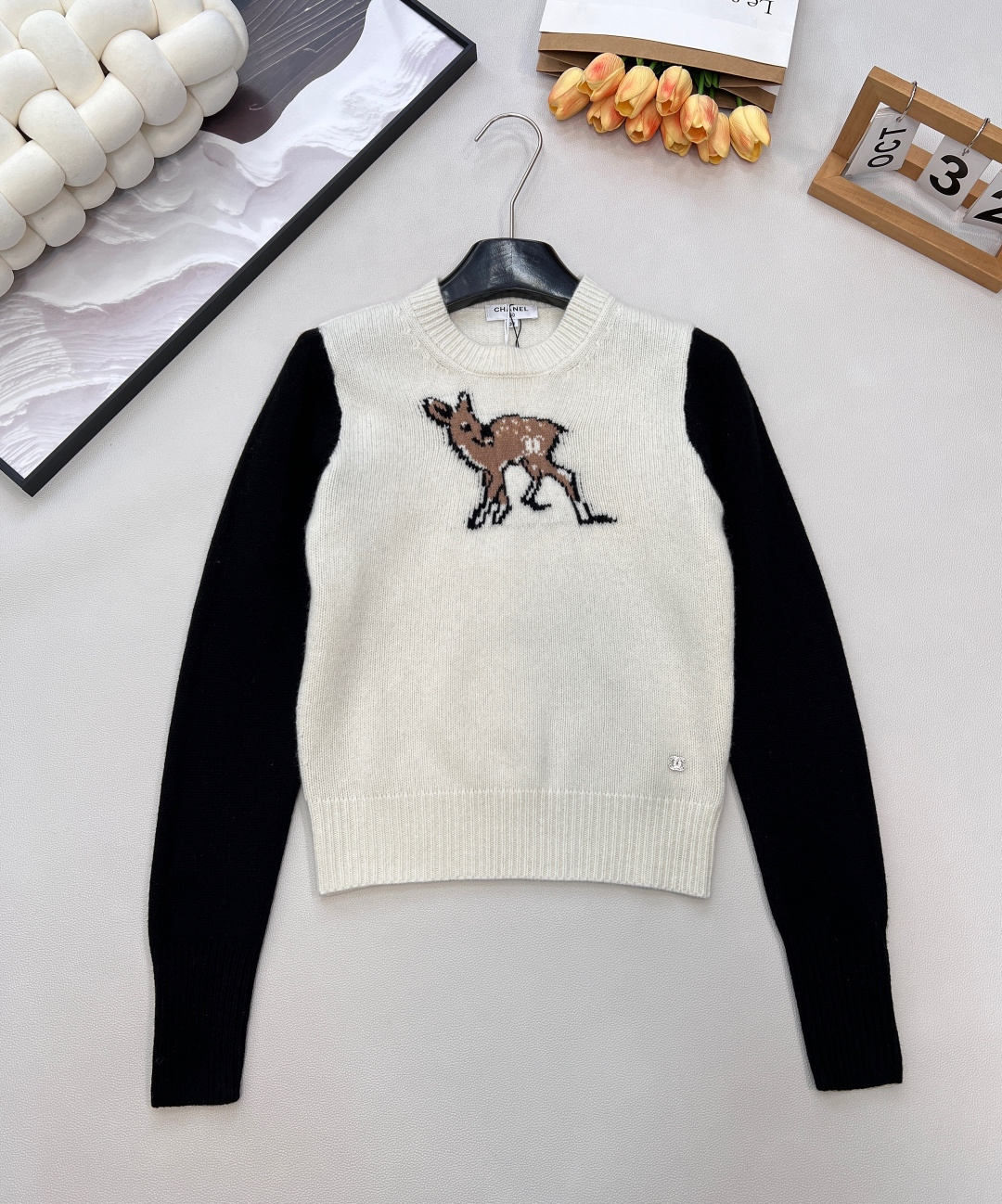 NO:625055,Chanel 25N new ski season fawn jacquard pure wool color-blocked sweater丨Exclusive high-end version!  Made of soft and waxy pure wool, it is fluffy and skin-friendly but not bloated. It can be worn next to the body and wrap the warmth gently. It is fitted and slightly short, just stuck at the waistline. It can be worn with jeans and shorts to optimize the proportions. It is lazy and neat. The classic color matching is suitable for various styles. It is a luxury brand texture with low-key ingenuity. Three standards are complete, and large quantities are shipped. Size sml code H,,chanel,shorts,jeans,sweaters,alexander  wang19860909Chanel 25N滑雪季新款小鹿提花纯羊毛拼色毛衣丨独家高版出品！选用软糯纯羊毛材质,蓬松亲肤却不臃肿,贴身穿温柔裹住暖意；合身微短款剪裁,刚好卡在腰线位置,搭配牛仔裤、短裤都能优化比例,慵懒又显利落.经典配色适配各种风格,是低调中藏着巧思的奢牌质感.三标齐全,大货出 尺码sml 编码H,,chanel,shorts,jeans,sweaters,alexander wang,Women's clothing