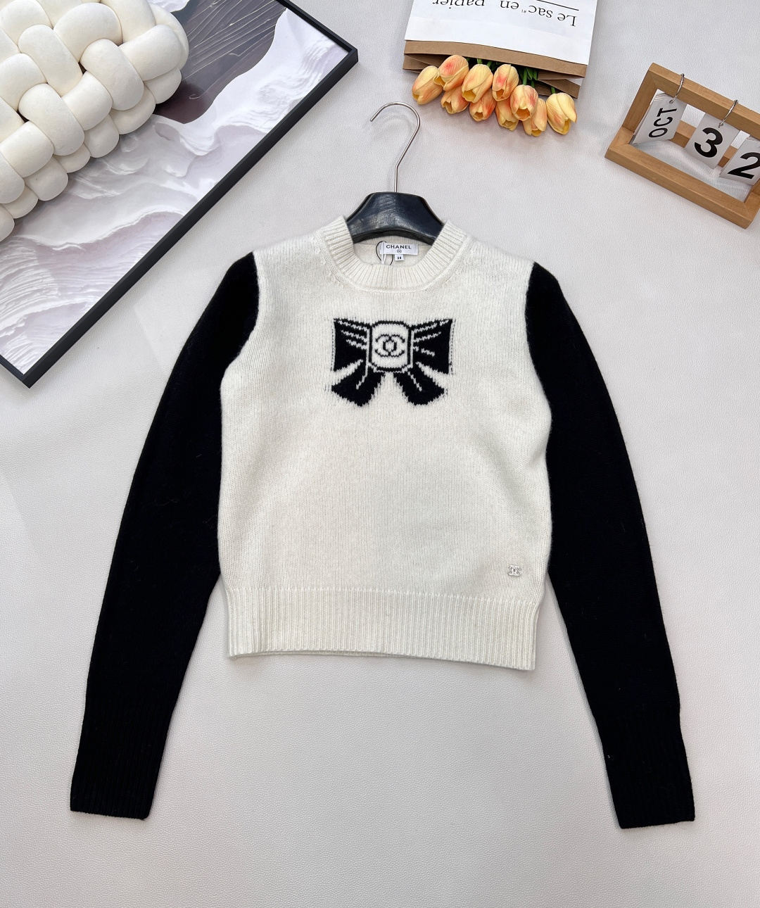NO:624979,Chanel 25N new ski season series double C bow knitted sweater丨exclusively developed by yb!  High quality production!  Soft knitted fabrics are selected, taking into account both skin-friendly texture and autumn and winter warmth. The middle of the body is woven with a three-dimensional bow pattern in black and white contrasting colors. The classic double C logo is embedded in the center. The main tone is off-white with black long-sleeved splicing. The round neck + slightly loose version is suitable for various body shapes, and it has a refined accent while being relaxed!  Complete three standards, big shipments, size sml code, chanel, alexander wang19860909Chanel 25N新款滑雪季系列双C蝴蝶结针织衫丨独家yb开发！高版出品！甄选柔软针织面料,兼顾亲肤质感与秋冬保暖性,衣身正中以黑白撞色织就立体蝴蝶结图案,中央嵌合经典双C标识,米白主调搭配黑色长袖拼接,圆领+微宽松版型适配多元身形,松弛中自带精致腔调！三标齐全,大货出 尺码sml 编码,,chanel,alexander wang,Women's clothing