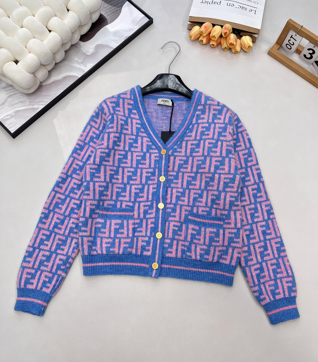 NO:624973,Fendi's 2025 new double F jacquard knitted cardigan perfectly balances the intensity of Klein blue with the tenderness of soft pink~  V-neck + all-over printed double F jacquard, pink and blue interwoven three-dimensional texture has its own 'noble filter', which not only hides the classic logo in the details, but also uses contrasting colors to escape the boring feeling. The design of gold buttons and side pockets makes the sense of sophistication not lost from the inside to the outside. Wear it with jeans or a small skirt in spring, it is energetic and high-end, and it is completely 'noble at first glance but not ostentatious' tone~ Complete with three standards, large quantities available. Size sml  Code F,,fendi,skirts,jeans,alexander wang19860909Fendi 2025新款双F提花针织开衫,把克莱因蓝的浓烈和柔粉的温柔撞得刚刚好~ V领+满印双F提花,粉蓝交织的立体纹理自带“贵气滤镜”,既把经典标识藏在细节里,又靠撞色跳出了沉闷感.金色纽扣和侧边口袋的设计,让精致感从内到外都没落下,春天穿它搭牛仔裤或小裙子,活力又高级,完全是“一眼显贵但不张扬”的调调~三标齐全,大货出 尺码sml 编码F,,fendi,skirts,jeans,alexander wang,Women's clothing