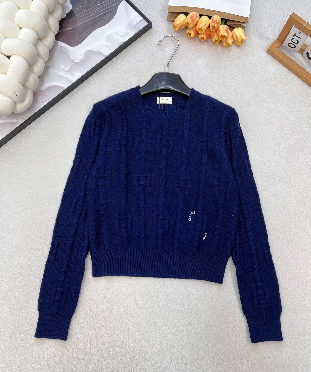 NO:625948,Celinel2025 new round neck crocheted letter pullover sweater, custom-made YB wool yarn weaving, high-end texture, comfortable and soft, round neck long-sleeved sweater cut, dense knitting to keep out cold and wind, collar and cuffs vertical pit strips and threaded edges echo the hem, large body  Vertically arranged chain square buckles, one-sided letter logo on the hem, decorated with the word 'Paris', highlight the high-end positioning and fashionable tone. The regular version of the shoulder style, available in three colors, creates an autumn and winter atmosphere, making the style more durable and versatile. The three standards are complete, and the three colors are shipped in large quantities.  Size sml code E,,celine,sweaters,alexander wang19860909Celinel2025新款圆领钩花字母套头毛衣,定制YB羊毛纱线织造,质感高级,舒适柔软,圆领长袖毛衣剪裁,密实针织御寒防风,领口袖口竖坑条螺纹包边与衣摆相呼应,大身竖排列链条方形带扣,下摆单侧字母徽标,配合paris字样装点,彰显高级定位和时尚调性,正肩款常规版型,三色可选,打造秋冬的氛围感,让风格更耐看百搭.三标齐全,三色大货出 尺码sml 编码E,,celine,sweaters,alexander wang,Women's clothing