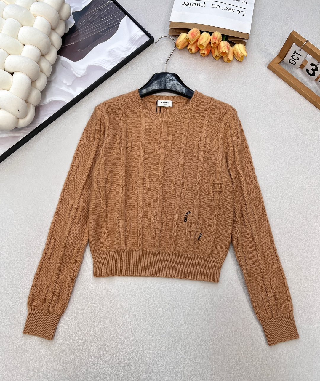 NO:625936,Celinel2025 new round neck crocheted letter pullover sweater, custom-made YB wool yarn weaving, high-end texture, comfortable and soft, round neck long-sleeved sweater cut, dense knitting to keep out cold and wind, collar and cuffs vertical pit strips and threaded edges echo the hem, large body  Vertically arranged chain square buckles, one-sided letter logo on the hem, decorated with the word 'Paris', highlight the high-end positioning and fashionable tone. The regular version of the shoulder style, available in three colors, creates an autumn and winter atmosphere, making the style more durable and versatile. The three standards are complete, and the three colors are shipped in large quantities.  Size sml code E,,celine,sweaters,alexander wang19860909Celinel2025新款圆领钩花字母套头毛衣,定制YB羊毛纱线织造,质感高级,舒适柔软,圆领长袖毛衣剪裁,密实针织御寒防风,领口袖口竖坑条螺纹包边与衣摆相呼应,大身竖排列链条方形带扣,下摆单侧字母徽标,配合paris字样装点,彰显高级定位和时尚调性,正肩款常规版型,三色可选,打造秋冬的氛围感,让风格更耐看百搭.三标齐全,三色大货出 尺码sml 编码E,,celine,sweaters,alexander wang,Women's clothing