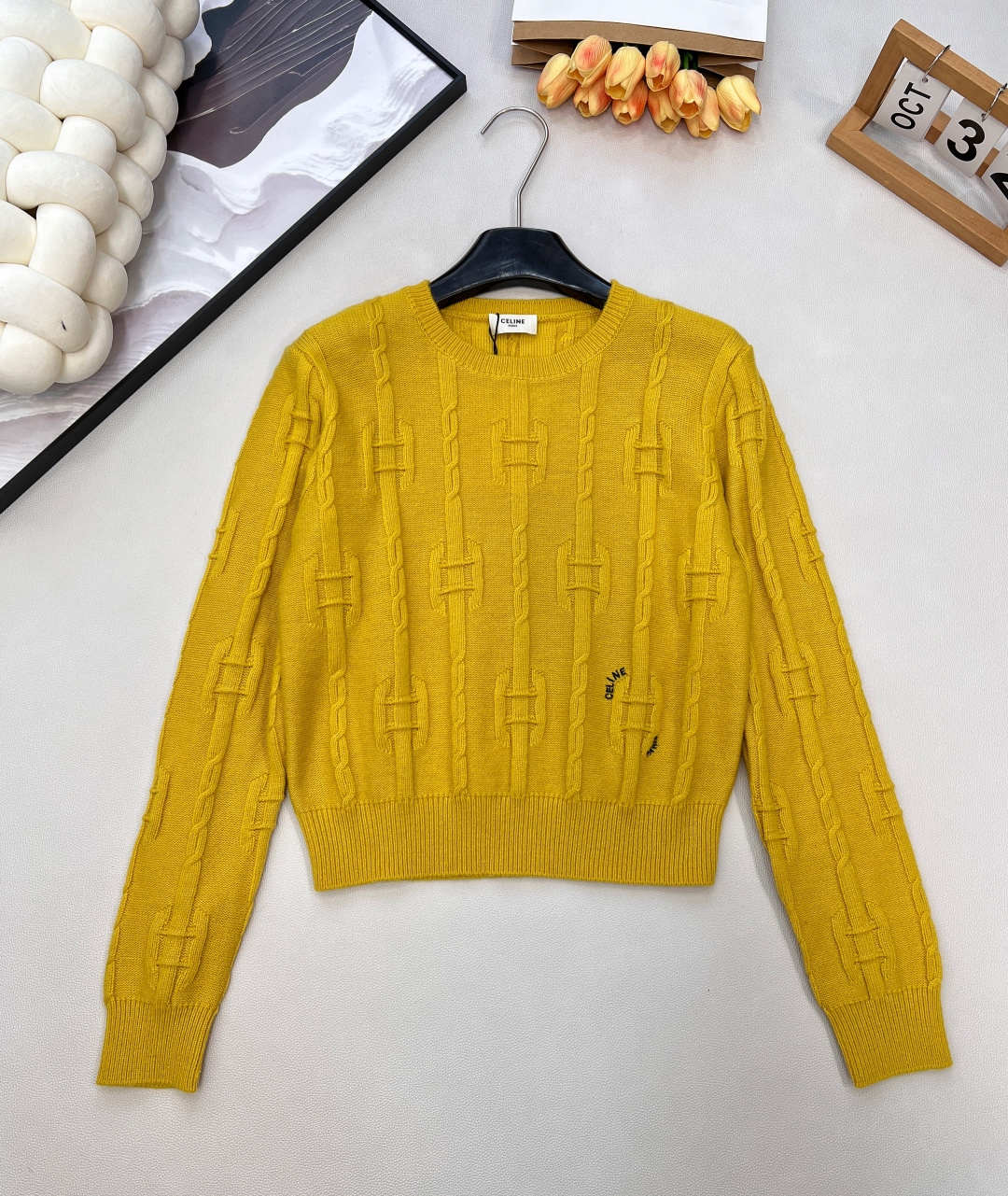 NO:625922,Celinel2025 new round neck crocheted letter pullover sweater, custom-made YB wool yarn weaving, high-end texture, comfortable and soft, round neck long-sleeved sweater cut, dense knitting to keep out cold and wind, collar and cuffs vertical pit strips and threaded edges echo the hem, large body  Vertically arranged chain square buckles, one-sided letter logo on the hem, decorated with the word 'Paris', highlight the high-end positioning and fashionable tone. The regular version of the shoulder style, available in three colors, creates an autumn and winter atmosphere, making the style more durable and versatile. The three standards are complete, and the three colors are shipped in large quantities.  Size sml code E,,celine,sweaters,alexander wang19860909Celinel2025新款圆领钩花字母套头毛衣,定制YB羊毛纱线织造,质感高级,舒适柔软,圆领长袖毛衣剪裁,密实针织御寒防风,领口袖口竖坑条螺纹包边与衣摆相呼应,大身竖排列链条方形带扣,下摆单侧字母徽标,配合paris字样装点,彰显高级定位和时尚调性,正肩款常规版型,三色可选,打造秋冬的氛围感,让风格更耐看百搭.三标齐全,三色大货出 尺码sml 编码E,,celine,sweaters,alexander wang,Women's clothing