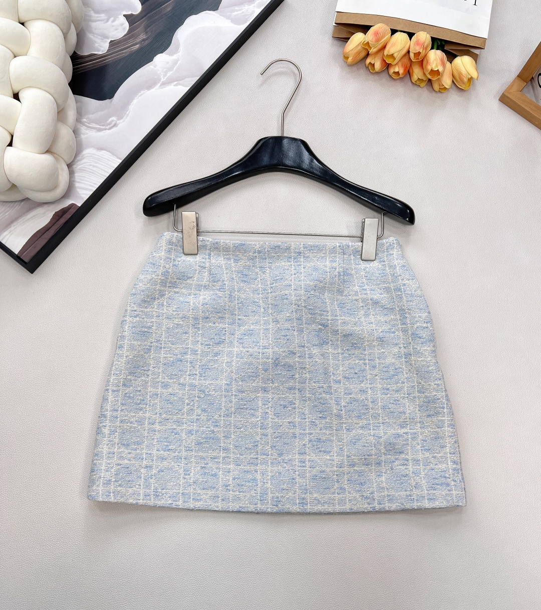 NO:625910,DIOR series Princess Diana cannage pattern tweed suit skirt Ice blue series - classic remodeling, elegant advancement - Inspiration freezes · French romance meets holiday style. Using Dior's iconic **Cannage pattern** as the brushstrokes, the tweed weaves a deep blue tone, like the sparkling waves of the Mediterranean. The suit skirt is neatly tailored to outline the outline of a modern woman. Every step and every moment is written by Maria.  Poetry of strength and softness, the cannage pattern reproduces the timeless elegance of Princess Diana's era. The suit design of the jacket and skirt outlines the exquisite outline, and every stitch tells the craftsmanship of haute couture. An icy blue love letter to the urban goddess 'Not all classics need to be silent - this time, let the cannage pattern sing while walking.' Three standards are complete, large quantities are shipped. Size sml code D,, dior, dior, skirts, jackets & coats, business suit, alexander  wang19860909DIOR 系列戴妃藤格纹粗花呢西装半裙 冰蓝色系列 ——经典重塑,优雅进阶——  灵感定格 · 法式浪漫邂逅度假风情 以迪奥标志性**Cannage藤格纹**为笔触,  粗花呢织就深邃蓝调,如地中海波光粼粼.  西装半裙利落剪裁,勾勒摩登女性轮廓,  一步一瞬,皆是玛丽亚笔下 刚柔并济的诗意 藤格纹重现戴妃时代的永恒优雅.外套与半裙的套装设计,勾勒出精致轮廓,每一针线皆诉说着高级定制的匠心. 写给都市女神的冰蓝色情书 “不是所有经典都需沉默——  这一次,让藤格纹在行走间歌唱.” 三标齐全,大货出 尺码sml 编码D,,dior,dior,skirts,jackets & coats,business suit,alexander wang,Women's clothing