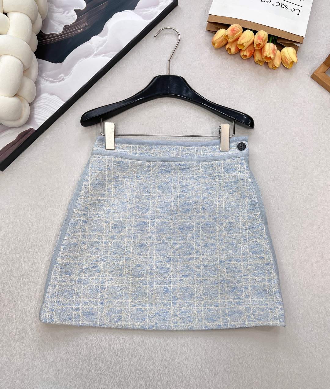 NO:625898,DIOR series Princess Diana cannage pattern tweed suit skirt, - classic remodeling, elegant advancement -, woven from tweed blended fabrics, with fine off-white plaids hidden in the texture, giving it a lazy texture; high-waist tailoring + slightly open A-line silhouette, just to modify the waist and hip lines, and the short skirt length adds a bit of flexibility. The CD logo button on the side is a low-key brand imprint, and the exquisite Italian craftsmanship is hidden in every seam.  It can be paired with a suit from the same series to create a ladylike style, or it can be worn with a knitted sweater to create a relaxed atmosphere - a half skirt can carry the dual elegance of daily life and occasions. Complete three standards, four colors, size sml code D, dior, skirts, business suit, alexander wang19860909DIOR 系列戴妃藤格纹粗花呢西装半裙, ——经典重塑,优雅进阶—— ,粗花呢混纺面料织就,肌理间藏着细密的米白格纹,自带慵懒的肌理质感；高腰剪裁+微张A字廓形,恰好修饰腰臀线条,短款裙长又添几分灵动.侧边的CD标识纽扣是低调的品牌印记,意大利工艺的精致藏在每一处缝线里. 可搭同系列西装演绎大小姐风,也能配针织衫衬出松弛氛围感——一条半裙,装得下日常与场合的双重优雅.三标齐全,四色出 尺码sml 编码D,,dior,skirts,business suit,alexander wang,Women's clothing