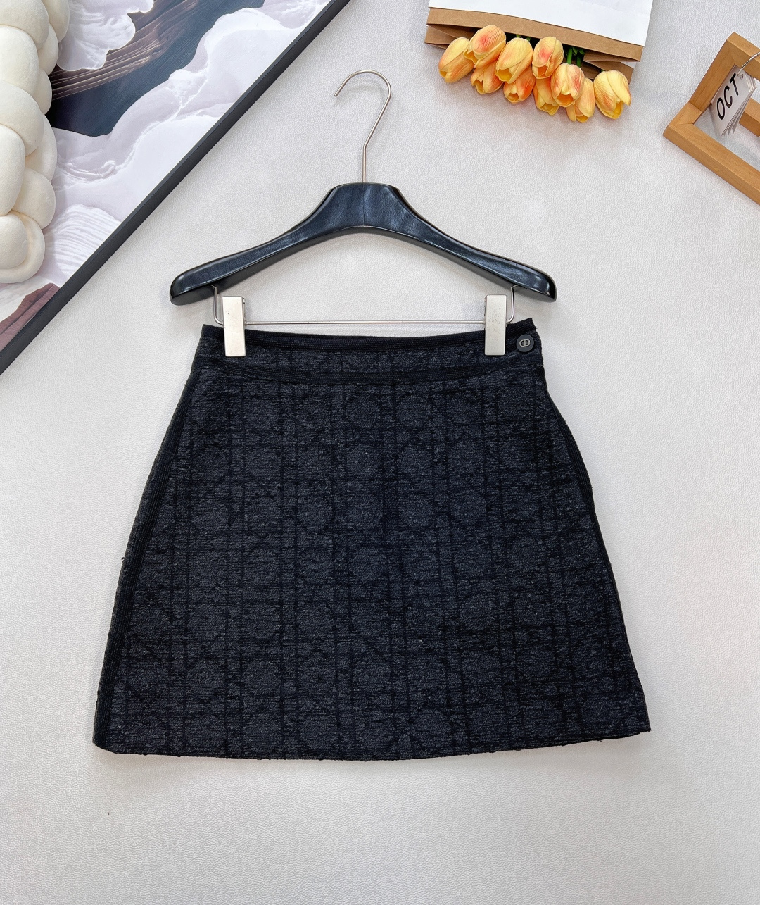 NO:625892,DIOR series Princess Diana cannage pattern tweed suit skirt, - classic remodeling, elegant advancement -, woven from tweed blended fabrics, with fine off-white plaids hidden in the texture, giving it a lazy texture; high-waist tailoring + slightly open A-line silhouette, just to modify the waist and hip lines, and the short skirt length adds a bit of flexibility. The CD logo button on the side is a low-key brand imprint, and the exquisite Italian craftsmanship is hidden in every seam.  It can be worn with suits from the same series to create a ladylike style, or with a knitted sweater to create a relaxed atmosphere - a half skirt can carry the elegance of daily life and occasions. Complete with three standards and four colors. Size sml code, dior, skirts, business suit, alexander wang19860909DIOR 系列戴妃藤格纹粗花呢西装半裙, ——经典重塑,优雅进阶—— ,粗花呢混纺面料织就,肌理间藏着细密的米白格纹,自带慵懒的肌理质感；高腰剪裁+微张A字廓形,恰好修饰腰臀线条,短款裙长又添几分灵动.侧边的CD标识纽扣是低调的品牌印记,意大利工艺的精致藏在每一处缝线里. 可搭同系列西装演绎大小姐风,也能配针织衫衬出松弛氛围感——一条半裙,装得下日常与场合的双重优雅.三标齐全,四色出 尺码sml 编码,,dior,skirts,business suit,alexander wang,Women's clothing