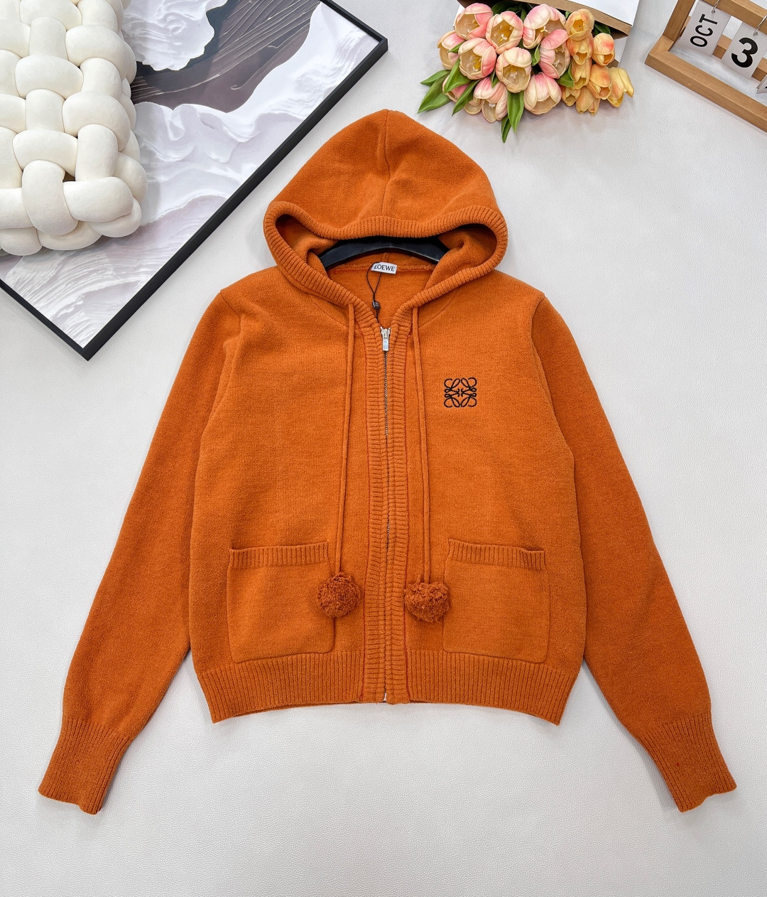 NO:626940,LOEW 25's new letter-embroidered caramel orange hooded sweater is a cheat for the autumn atmosphere. The warm caramel orange is all about the Mid-Autumn Festival. It is like wearing the soft warmth of dusk directly on the body. The hood + drawstring are full of relaxation, and the loose version is wrapped in soft laziness, which makes you feel windy when you walk. The embroidered logo on the chest is a low-key 'sign of nobility', and those who recognize the goods can get the texture at a glance.  The knitted ribbed edge is close to the skin without being pierced, and it can hide the little ones quietly. It is comfortable and conceals the flesh. It is just needed in autumn. It has all three standards and is shipped in large quantities. Size sml code, loewe, hats, alexander wang19860909LOEW 25新款字母刺绣焦糖橘连帽针织衫,秋日氛围感作弊神器,暖调焦糖橘一整个戳中秋日心巴,像把黄昏的柔暖直接穿在身上 连帽+抽绳裹满松弛感,松垮版型裹着软乎乎的慵懒,走起来都带风 胸前绣标是低调的“贵气暗号”,识货的人一眼就能get到质感 针织罗纹收边贴肤不扎,悄悄藏住小肉肉,舒服又藏肉的秋日刚需款,三标齐全,大货出 尺码sml 编码,,loewe,hats,alexander wang,Women's clothing