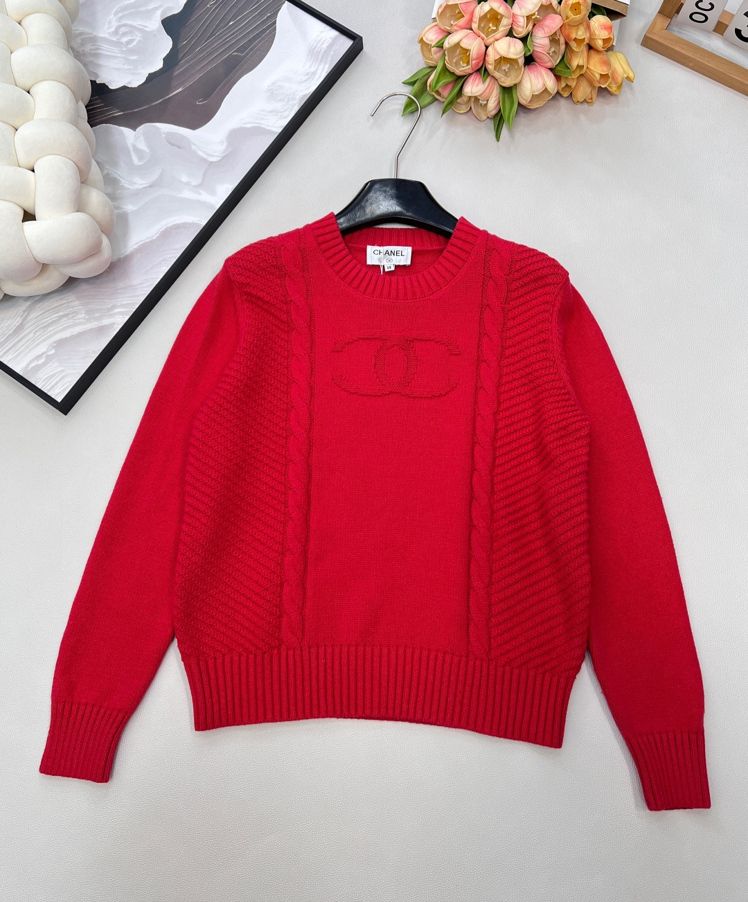 NO:626926,Chanel 25 new New Year red long-sleeved sweater, welding the festive atmosphere on the body] This rich red color will directly kill you!  It makes your skin tone so white that it glows, making it an eye-catching C-position in autumn and winter. The soft knitted skin is like a warm cloud wrapped around it, warm but not heavy, and it doesn’t feel tied at all when worn close to the body. The cable texture + vertical texture stitching is so good!  The solid color model breaks out of the monotony with details, and the vertical texture also quietly narrows the body shape. Round neck + neat silhouette, paired with a skirt, it looks ladylike, paired with jeans, it is relaxed and fashionable, complete with three standards, large quantities are shipped. Size sml code,,chanel,skirts,jeans,alexander wang19860909Chanel 25新款新年红长袖针织衫,把节日氛围感焊在身上】 这抹浓郁正红直接杀疯！衬得肤色白到发光,秋冬里的亮眼C位 软质针织贴肤像裹了团暖云,暖而不重,贴身穿也完全不扎 绞花纹理+竖向织纹拼接太会了！纯色款靠细节跳出单调,竖向肌理还悄悄收窄身形 圆领+利落版型,搭半裙是大小姐贵气,配牛仔裤是松弛时髦精,三标齐全,大货出 尺码sml 编码,,chanel,skirts,jeans,alexander wang,Women's clothing