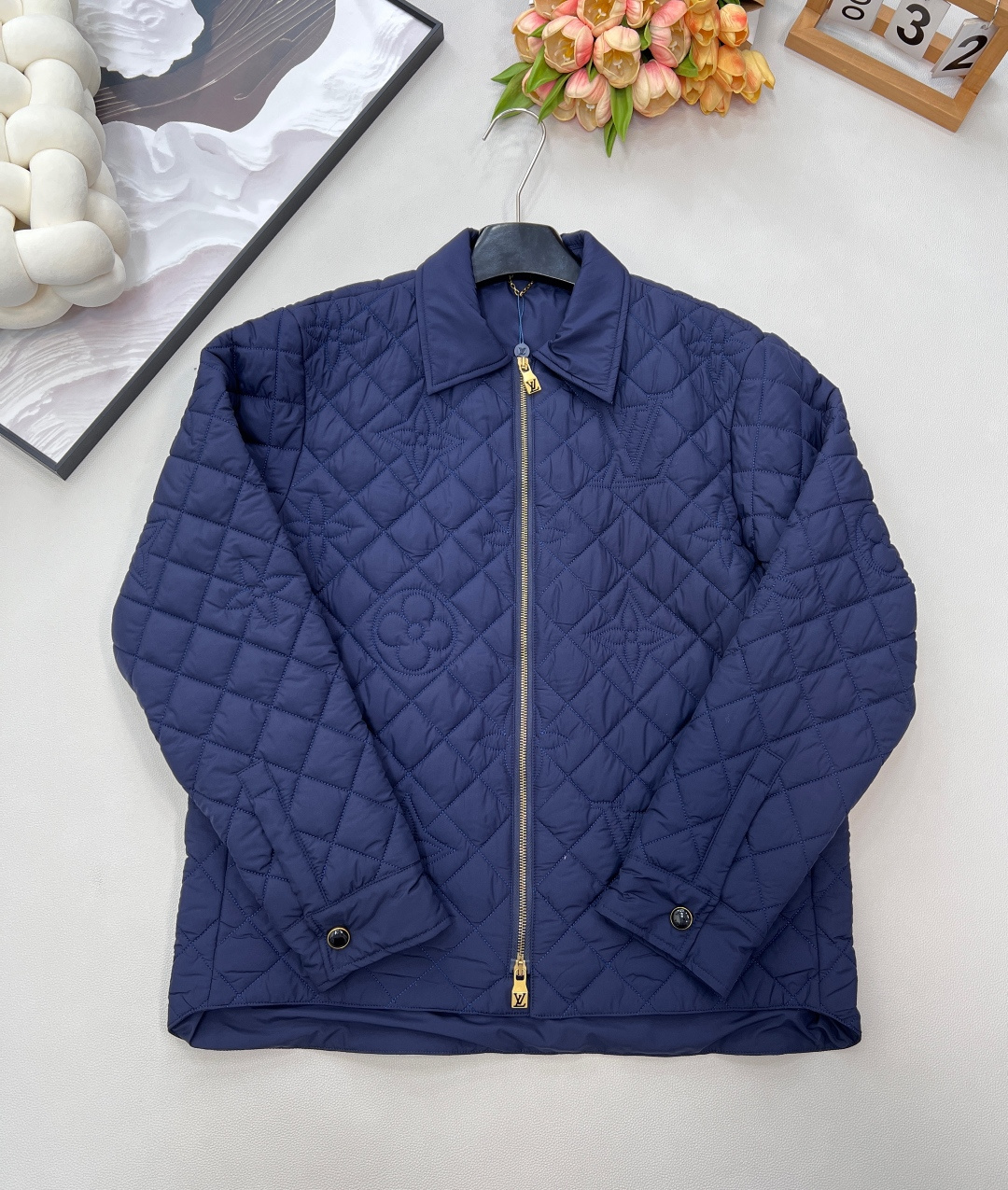 NO:626902,LOUIS VUITTON  The new embroidered embossed cotton jacket for autumn and winter follows Louis Vuitton's iconic diamond quilting process. Each quilting line is precise and neat, creating a three-dimensional texture. On the dark blue background, the looming Monogram presbyopia pattern tells the brand's profound heritage. The details show the craftsmanship and outstanding texture. The soft luster of the fabric ensures the coexistence of comfortable wearing and crisp fit; throughout  The gold custom zippers on the front and back are not only functional accessories, but also the finishing touch of luxurious decoration, complementing the deep blue. Its simple and elegant tailoring can be easily matched with all kinds of inner wear, whether it is paired with a simple white sweater and jeans, or an elegant dress, it can instantly enhance the overall look. It is perfectly suitable for a variety of occasions, showing your extraordinary fashion taste, the same style for men and women!  Three standards are complete, large quantities are shipped, size smlxl code L,, louis vuitton, louis vuitton, skirts, jeans, jackets & coats, alexander wang19860909LOUIS VUITTON 秋冬新款刺绣压花棉服外套,它沿袭了路易威登标志性的菱格纹绗缝工艺,每一道绗线都精准利落,构筑出立体的肌理感,深蓝底色之上,若隐若现的Monogram老花图案,诉说着品牌深厚的底蕴,细节之处,尽显匠心质感出众的面料泛着柔和光泽,确保穿着舒适与挺括版型并存；贯穿前后的金色定制拉链,不仅是功能性配件,更是点睛之笔的奢华装饰,与深邃蓝色交相辉映,其简约而优雅的剪裁,能轻松搭配各类内搭,无论是搭配简约的白色针织衫与牛仔裤,或是内搭优雅连衣裙,皆能瞬间提升整体造型的高级感,完美适配多种场合,彰显您不凡的时尚品味,男女同款！三标齐全,大货出 尺码smlxl 编码L,,louis vuitton,louis vuitton,skirts,jeans,jackets & coats,alexander wang,Women's clothing