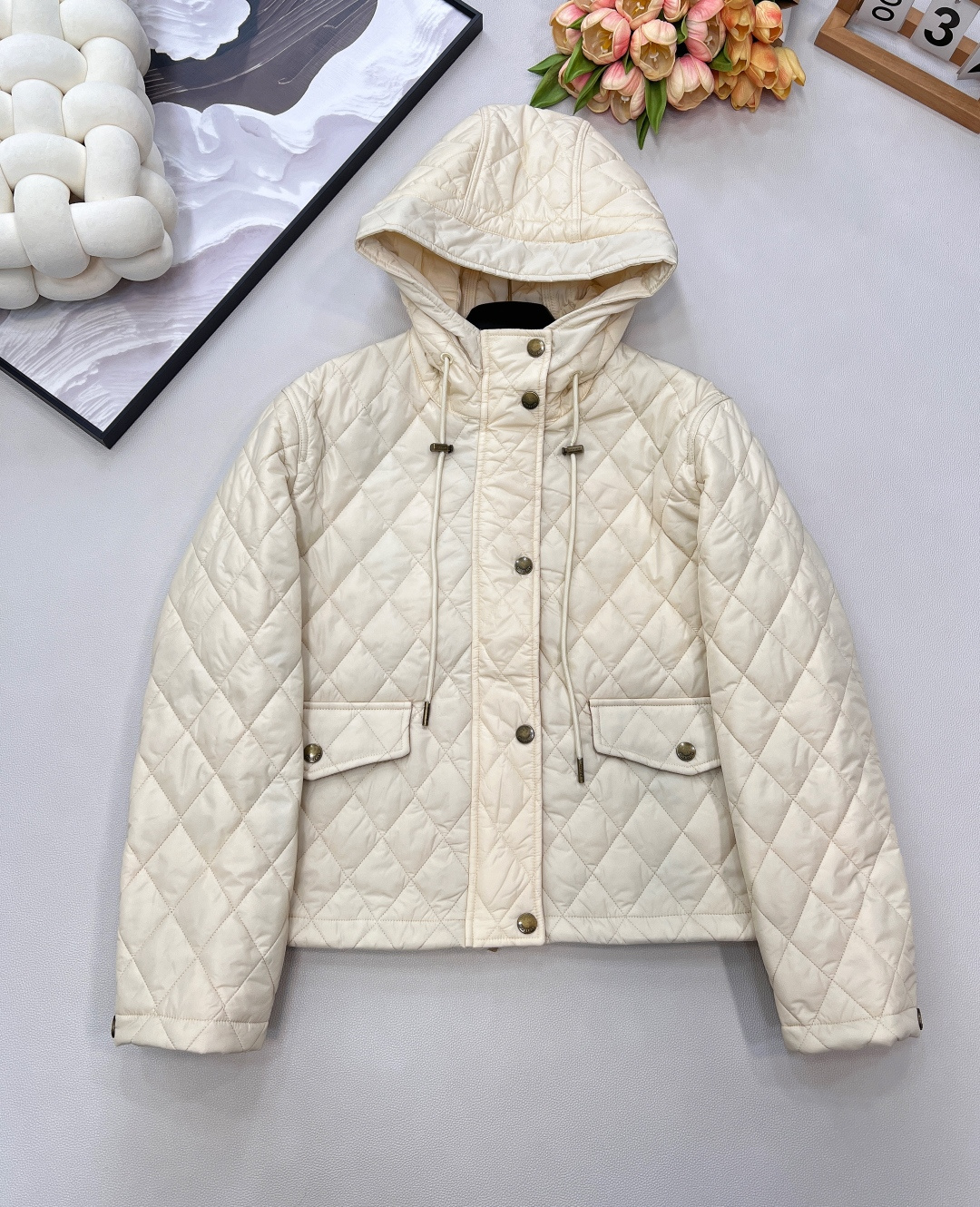 NO:626929,Burberry’s 2025 new cotton-padded jacket is really girly!  This breathtaking quilted jacket is made of lightweight nylon fabric. The body is made of diamond embossed texture. The weight of the fabric is completely in line with the pattern. The pattern is really good-looking. It is a basic pattern that everyone who wears it will love!  The upper body is light, comfortable, versatile and highly wearable. It has a handsome and casual American high street temperament!  Incorporated into a drawstring hood. It adopts a short design and is paired with Burberry plaid cotton twill lining, which is interpreted in the iconic sand color and features a triangle logo on the chest. Single-row zipper design highlights the brand's high-end positioning. Double pockets are practical and beautiful. Fashionable and relaxed. Warm and lightweight. Short version. Covers the flesh and makes you slim without being bloated. Round neck cotton jacket design for age reduction!  Casual and versatile, cloud-soft comfort yyds!  Sweet and salty girly style!  Complete three standards, three colors, size smlXL code, burberry, jackets & coats, hats, alexander wang19860909Burberry 2025新款棉服这款棉服真的好少女啊！ 奶呼呼的绗缝外套,选用轻盈尼龙面料打造. 大身采用菱格压纹肌理 面料克重是完全对版柜的,版型实在好看,谁穿谁爱的基础版型！上身轻便舒适百搭实穿性极强 美式高街帅气随性气质！融入抽绳式连帽.采用短款设计,搭配Burberry 格纹棉质斜纹内衬,以标志性沙色演绎,胸前标志三角徽标 单排拉链设计 彰显品牌高级定位 双口袋 实用美观 时髦松弛 保暖又轻薄 短款版型 遮肉显瘦不臃肿 减龄圆领棉服设计！休闲百搭 云朵般柔软的舒适感yyds！可甜可盐气质少女风！三标齐全,三色出 尺码smlXL 编码,,burberry,jackets & coats,hats,alexander wang,Women's clothing