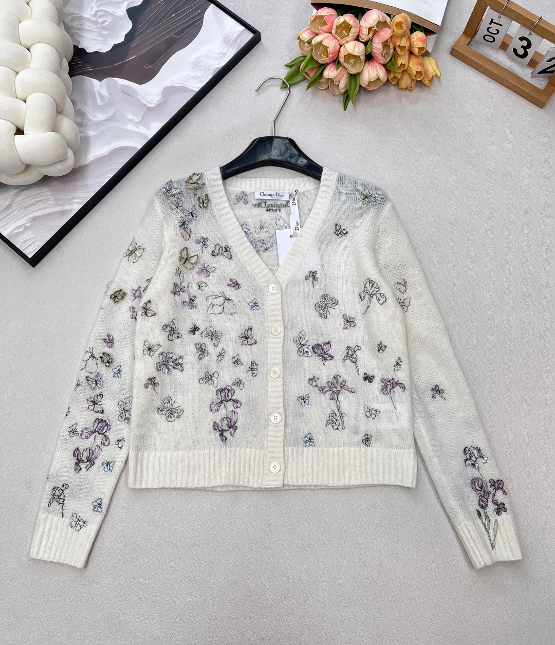 NO:626922,Dior25ss new spring and summer V-neck embroidered butterfly long-sleeved sweater丨Exclusive high-end version!  Breathable and comfortable, full of texture, regular long-sleeved cut highlights the brand style, the whole body is printed with branches, leaves, flowers and forest-style natural-style patterns, creating a fairy-like but casual personality style. The letter logo on the back adds to the brand's high-end design sense!  Combined with the exquisite hollow design, it shows the elegant charm in a looming manner. It selects high-quality fabrics, feels soft and skin-friendly, and takes into account both wearing comfort and luxurious texture. The classic V-neck tailoring cleverly modifies the neck line and enhances the overall shape. Its inclusive version breaks the boundaries of body shape and style and is suitable for diverse wearing scenarios. It has three standards and is shipped in large quantities. Size sml code, dior, alexander wang19860909Dior25ss春夏新款V领刺绣蝴蝶长袖针织衫丨独家高版出品！透气舒适 质感十足 常规长袖裁剪 凸显品牌格调 通体满印枝叶花森系自然风格图案 打造仙气中不失休闲的个性风格 后背字母徽标让品牌高级设计感拉满！结合精致镂空设计,于若隐若现间彰显优雅气韵.甄选优质面料,触感柔软亲肤,兼顾穿着舒适度与奢华质感.经典V领剪裁巧妙修饰颈部线条,提升整体造型.其包容版型打破身材与风格界限,适配多元穿搭场景,三标齐全,大货出 尺码sml 编码,,dior,alexander wang,Women's clothing
