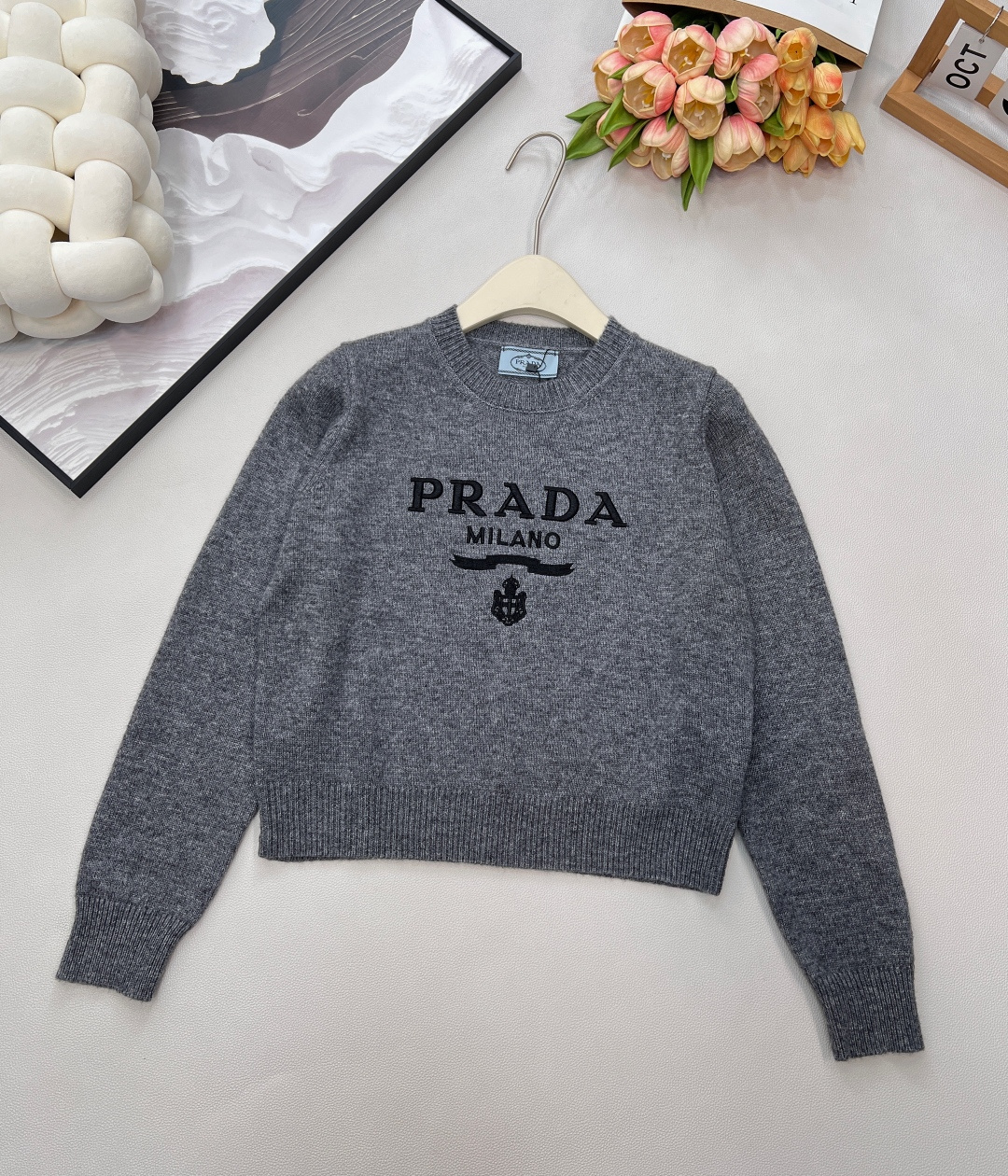 NO:626899,PRADA round neck short wool sweater with letters embroidered on the chest. The brand logo is embroidered on the chest. It is exquisite, luxurious and eye-catching. It perfectly interprets the iconic nature. It is full of high-end sense, sweet and cool girl style, handsome and casual temperament ~ Minimalist stacking of high-end items, letter logo is low-key and luxurious. Wool fabric, super soft and waxy, very comfortable on the upper body, high-end experience!  The upper body is too aged!  A girl's heart is full of love, three standard items are complete, two colors are outstanding, size SML, code P, prada, alexander wang19860909PRADA 胸前字母刺绣圆领短款羊毛针织衫 胸前品牌刺绣logo标识,精致奢华又吸睛,完美诠释标示性,入眼满满的高级感,甜酷风少女风 帅气随性气质～ 极简主义叠搭高级单品,字母logo低调奢华 羊毛面料,超级软糯,上身非常舒服,高级体验感！上身太减龄啦！少女心满满,三标齐全,两色出 尺码sml 编码P,,prada,alexander wang,Women's clothing