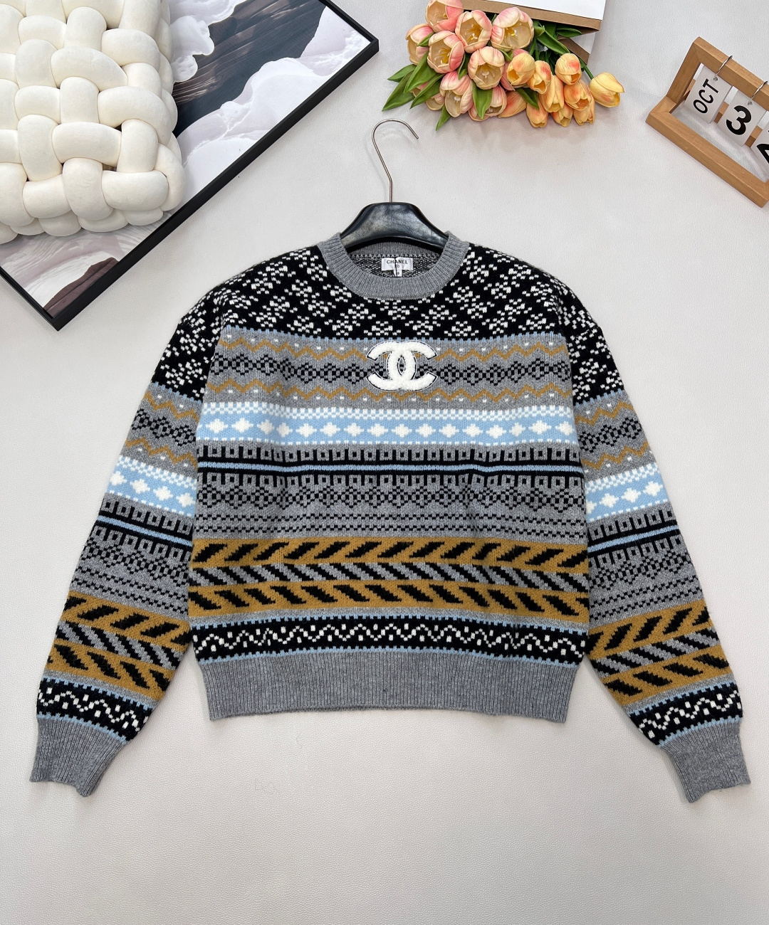NO:628175,CHANEL 25 Fall/Winter Fair Isle style sweater, when Xiaoxiang's elegance meets Fair Isle's retro texture, the sense of relaxation is directly welded to the body. The black and gray base is kneaded into the blue and brown geometric texture. Each texture is the lazy code of autumn and winter - the classic double C is embedded in the retro texture, like sewing the elegance of Paris' Left Bank into the relaxation of the Nordic forest. Wrapped in the high-grade wool blend, it is a warm and waxy nobility that can be touched by the fingertips.  Pair it with jeans for a casual look, and with a skirt for a retro-atmosphere beauty. One piece can carry the 'lazy elegance' throughout autumn and winter, and it will instantly increase your eye-catching appeal!  Three standards are complete, large shipments, size sml code H, chanel, skirts, sweaters, alexander wang19860909CHANEL 25秋冬费尔岛风毛衣,当小香的贵气撞上费尔岛的复古织纹,松弛感直接焊在身上 黑灰基底揉进蓝棕几何肌理,每一道纹路都是秋冬的慵懒密码—— 经典双C嵌在复古织纹里,像把巴黎左岸的优雅缝进了北欧森林的松弛感 高级羊毛混纺裹在身上,是指尖能摸到的暖糯贵气 搭牛仔是随性大小姐,配半裙是复古氛围感美人 一件承包整个秋冬的“慵懒贵气”,耐看度直接拉满！三标齐全,大货出 尺码sml 编码H,,chanel,skirts,sweaters,alexander wang,Women's clothing