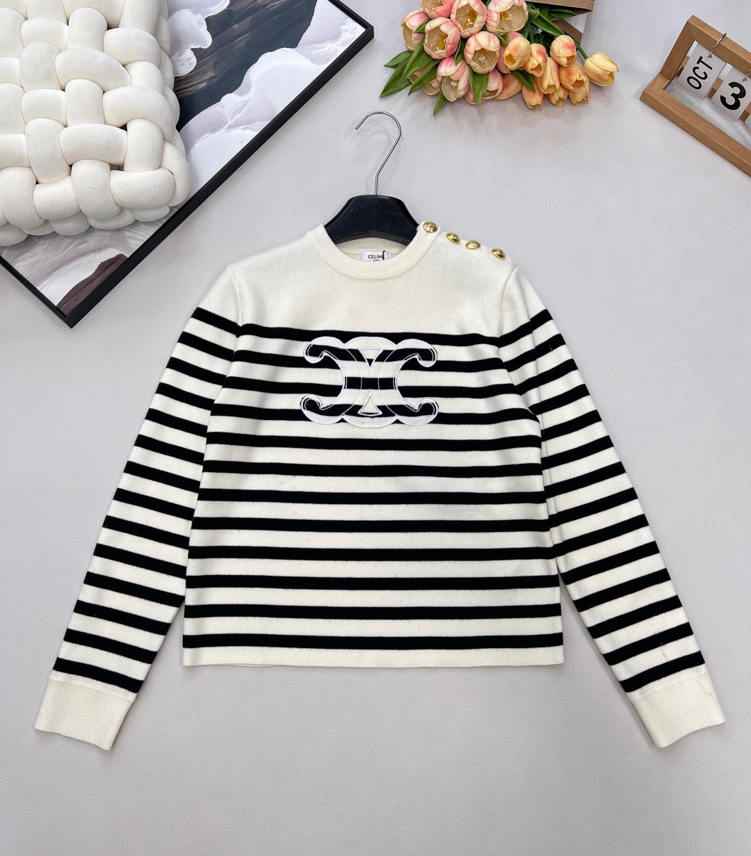 NO:628161,Celine 25's new striped shoulder gold button sweater is a piece of French laziness welded to the body - the classic black and white stripes are wrapped in soft and waxy wool, which is the warmth that you can touch with your hands in autumn and winter. The three-dimensional Arc de Triomphe logo on the chest + the metal buckle on the shoulder line hides Celine's noble details in a low-key manner. The round neck + slim fit makes it look like a casual Parisian girl when paired with jeans, and it instantly becomes a cool lady when paired with a skirt.  Simple but with a sense of 'expensive relaxation', one piece can be used for everyday sophistication in autumn and winter. It is now on the shelf. It is warm and fashionable that you can reach out and pick it up. Complete with three standards, large quantities are shipped. Size SML code, celine, skirts, jeans, alexander wang19860909Celine 25新款条纹肩膀金扣针织衫,把法式慵懒焊在身上的一件—— 经典黑白条纹裹着软糯羊毛,是秋冬伸手就能摸到的暖 胸口立体凯旋门标+肩线金属扣,低调里藏着Celine的贵气细节 圆领+修身版型,搭牛仔裤是随性巴黎女孩,配半裙秒变清冷大小姐 简约但自带“贵价松弛感”,一件承包秋冬的日常精致 现货在架,伸手就能接住的温暖时髦~三标齐全,大货出 尺码sml 编码,,celine,skirts,jeans,alexander wang,Women's clothing
