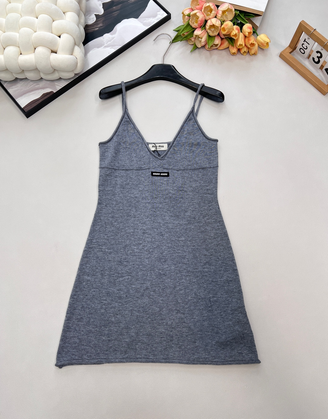 NO:628147,MiuMiu gray tone letter patch knitted suspender skirt is a 'light sexiness' that strikes a girl's heart at first sight - the gray tone knitting wraps up soft curves, and the V-neck suspender brings a relaxed atmosphere. The small logo on the chest reveals the Miu style sweetness and coolness, simple but full of elegance in the details. Wearing it alone makes a cool lady, and wearing a suit/cardigan instantly transforms into a lazy atmosphere in autumn and winter. The soft knitted fabric sticks to the body, and it is exactly half sexy and half gentle.  It is a 'relaxed fashion' that can be achieved without any effort. This wave of sweet and cool feeling must be overcome!  Complete three standards, big shipments, size sml code, miumiu, skirts, business suit, alexander wang19860909MiuMiu 灰调字母贴片针织吊带裙,是一眼就戳中少女心的“轻性感”——灰调针织裹出柔和曲线,V领吊带自带松弛氛围 胸前小标暗戳戳露着Miu式甜酷,简约但细节里全是贵气 单穿是清冷大小姐,搭西装/开衫秒变秋冬慵懒氛围感 软乎乎的针织贴在身上,性感和温柔刚好各占一半 是不用费力就能赢很大的“松弛时髦”,这波甜酷感必须冲！三标齐全,大货出 尺码sml 编码,,miumiu,skirts,business suit,alexander wang,Women's clothing