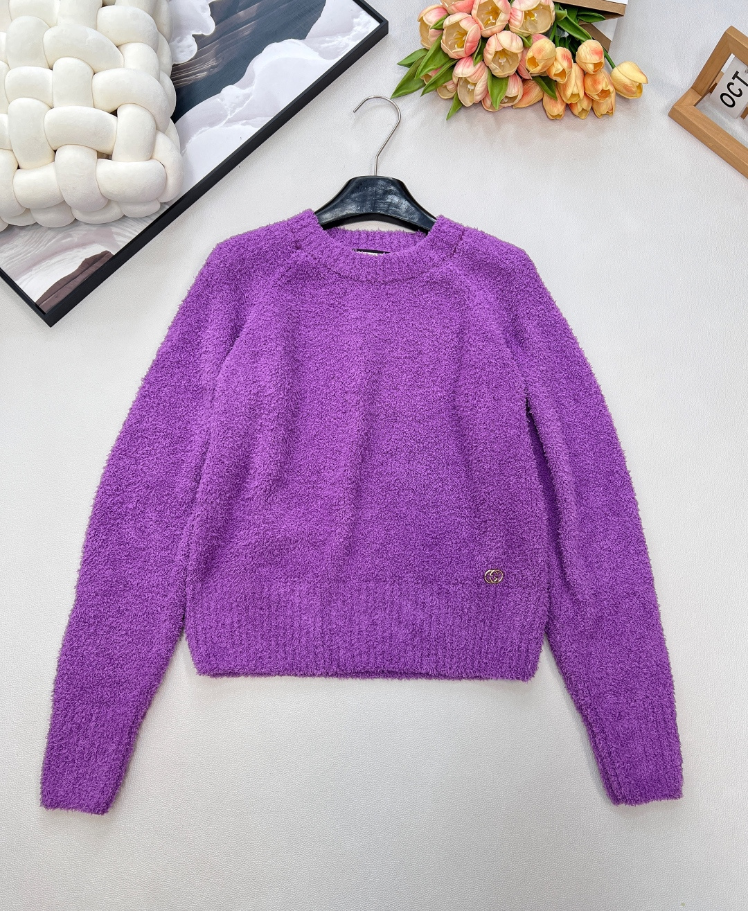 NO:628140,GUCCI plush knitted top, customized wool yarn. The plush texture is so soft that your fingertips tremble. The skin is wrapped in the gentleness of warm clouds, and the waxy touch brings its own healing buff~  The small metallic texture is hidden in the velvet texture, low-key and high-end recognition, and the sweet but not greasy sense of sophistication directly fills the eyes. The three colors of macaron purple/bright green/tender pink turn the dullness of autumn and winter into a soft and girly look. It is a relaxed hot girl when paired with jeans, and it is just sweet enough when paired with a skirt~ This color is perfect for the upper body this season.  It exaggerates life and makes people dream back to their childhood!  Complete three standards, three colors, size sml code, gucci, skirts, jeans, alexander wang19860909GUCCI毛绒绒针织上衣,定制羊毛的纱线.长绒质感软到指尖发颤,贴肤是裹着暖云的温柔,糯糯的触感自带治愈Buff~ 小巧金属质感藏在绒绒肌理里,低调勾出高奢辨识度,甜而不腻的精致感直接拉满.马卡龙紫/亮绿/嫩粉三个跳色,把秋冬的沉闷揉成了软乎乎的少女感,配牛仔裤是松弛辣妹,搭半裙又甜得刚好~ 这个颜色这个季节好配上身灵动吸睛,瞬间提升气质,青春女大即视感好乖～ 趣味 清新的色彩 梦幻 童真的主题 渲染了生活 让人梦回童年时代！三标齐全,三色出 尺码sml 编码,,gucci,skirts,jeans,alexander wang,Women's clothing