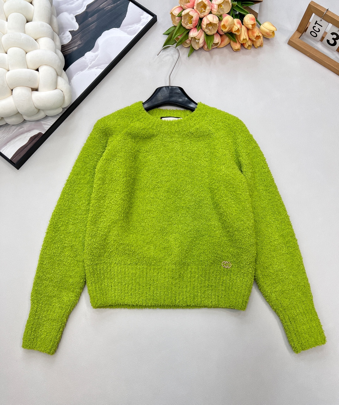 NO:628134,GUCCI plush knitted top, customized wool yarn. The plush texture is so soft that your fingertips tremble. The skin is wrapped in the gentleness of warm clouds, and the waxy touch brings its own healing buff~  The small metallic texture is hidden in the velvet texture, low-key and high-end recognition, and the sweet but not greasy sense of sophistication directly fills the eyes. The three colors of macaron purple/bright green/tender pink turn the dullness of autumn and winter into a soft and girly look. It is a relaxed hot girl when paired with jeans, and it is just sweet enough when paired with a skirt~ This color is perfect for the upper body this season.  It exaggerates life and makes people dream back to their childhood!  Complete three standards, three colors, size sml code G, gucci, skirts, jeans, alexander wang19860909GUCCI毛绒绒针织上衣,定制羊毛的纱线.长绒质感软到指尖发颤,贴肤是裹着暖云的温柔,糯糯的触感自带治愈Buff~ 小巧金属质感藏在绒绒肌理里,低调勾出高奢辨识度,甜而不腻的精致感直接拉满.马卡龙紫/亮绿/嫩粉三个跳色,把秋冬的沉闷揉成了软乎乎的少女感,配牛仔裤是松弛辣妹,搭半裙又甜得刚好~ 这个颜色这个季节好配上身灵动吸睛,瞬间提升气质,青春女大即视感好乖～ 趣味 清新的色彩 梦幻 童真的主题 渲染了生活 让人梦回童年时代！三标齐全,三色出 尺码sml 编码G,,gucci,skirts,jeans,alexander wang,Women's clothing