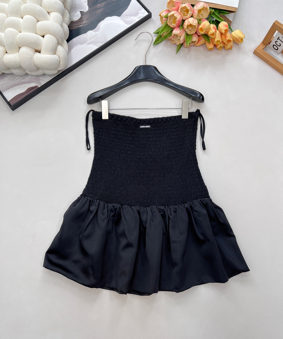 NO:628122,MIUMIU 25FW new autumn and winter micro-labeled tube top puffy dress丨Exclusively developed by yb!  High quality production!  The upper body is a marquise tube top, which is close to the body and outlines the curves while hiding a soft texture; the lower skirt is a black satin tutu. Wearing it alone gives a cool lady's dinner atmosphere. When layered with a white shirt and leather shoes, she instantly transforms into a college hottie. It is suitable for wearing with boots in autumn and winter and high heels in spring and summer. It is the wardrobe ace of 'sweet girls can also wear A and cute'. It has three standard items and is shipped in large quantities. Size sml  Code M,,miumiu,boots,high heels,skirts,shirts,alexander wang19860909MIUMIU 25FW秋冬新款微标抹胸蓬蓬连衣裙丨独家yb开发！高版出品！上半身是打榄抹胸,贴身勾勒曲线又藏着软乎乎的质感；下裙摆是黑缎蓬蓬裙,单穿是清冷大小姐的晚宴氛围,叠穿白衬衫+皮鞋秒变学院辣妹,秋冬搭长靴、春夏配高跟鞋都适配,是“甜妹也能穿得又A又嗲”的衣橱王牌,三标齐全,大货出 尺码sml 编码M,,miumiu,boots,high heels,skirts,shirts,alexander wang,Women's clothing