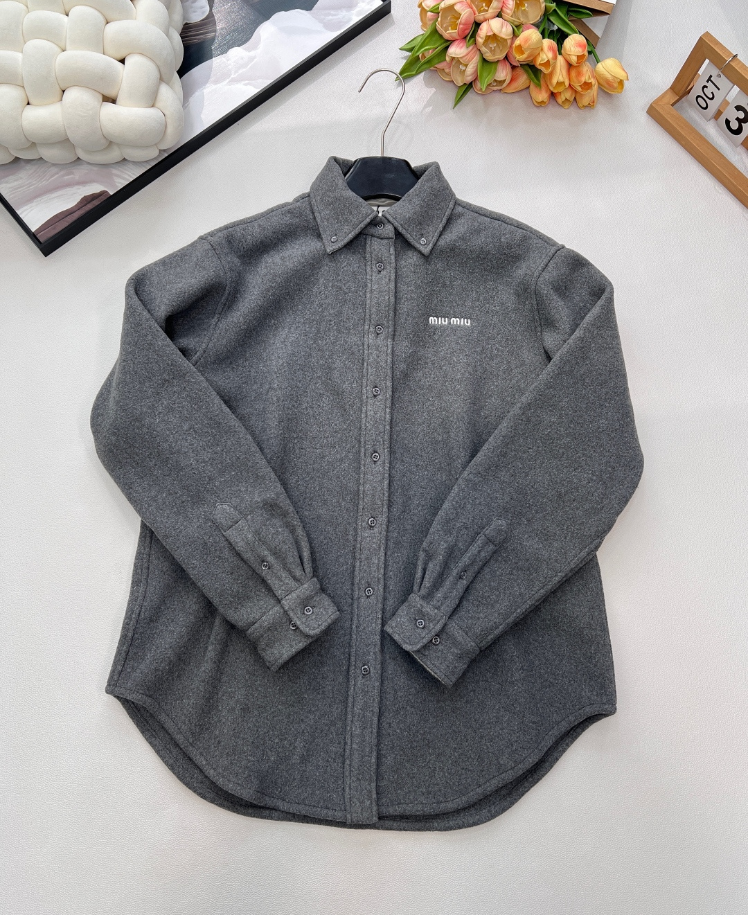 NO:628110,MiuMiu25FW new autumn and winter lapel wool polar fleece long shirt丨Exclusively developed by yb!  High quality production!  The lapel shirt style is combined with wool polar fleece fabric. The soft velvet feel has its own warm filter. The long and loose cut just covers the buttocks. It can be worn as a layered jacket or worn alone for a casual style with the bottoms missing. The small brand logo on the chest is low-key and delicate. The dark gray tone has a high-end texture. It can be easily paired with a plaid skirt or tights!  Three standards are complete, large quantities are shipped, size SML code M, miumiu, skirts, jackets & coats, shirts, alexander wang19860909MiuMiu25FW秋冬新款翻领羊毛摇粒绒长款衬衫丨独家yb开发！高版出品！翻领衬衫版型融合羊毛摇粒绒面料,软乎乎的绒感自带温暖滤镜,长款宽松剪裁刚好遮住臀部,既能当外套叠穿,单穿也能穿出随性的下衣失踪风~胸口小巧的品牌标识低调又精致,深灰色调自带高级质感,搭配格纹裙、紧身裤都能轻松拿捏！三标齐全,大货出 尺码sml 编码M,,miumiu,skirts,jackets & coats,shirts,alexander wang,Women's clothing