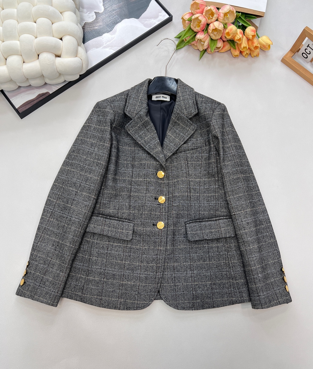 NO:628159,MiuMiu's new lapel woolen suit jacket has a 'retro lady' atmosphere. The woolen wool is mixed with a gray plaid + herringbone pattern, which brings a warm texture of autumn and winter. The lapel shape is neat and lazy, and the three metal letter logo buckles are the finishing touch - the retro gold tone instantly adds sophistication, welding the relaxed nobility of 'a lady out on the street' to the body. Details that are perfect for wearability -  The pockets are designed with three-dimensional patch pockets, taking into account both decoration and practicality; - The woolen fabric is crisp but not soft, and can be worn alone to enhance the aura, or layered with sweaters/shirts without being bulky. Three standards are complete, and large quantities are shipped. Size sml code M,,miumiu,jackets & coats,sweaters,shirts,alexander wang19860909MiuMiu新款翻领羊毛面料毛呢西服外套,「复古大小姐」氛围感担当,粗纺毛呢混织出灰调格纹+人字纹双重肌理,自带秋冬的温暖质感；翻领版型利落又藏着慵懒,三颗金属字母logo扣是点睛之笔——复古金调瞬间拉满精致度,把“大小姐出街”的松弛贵气焊在身上. 实穿度满分的细节 - 口袋做了立体贴袋设计,兼顾装饰与实用性； - 毛呢面料挺括不软塌,既能单穿撑气场,叠穿毛衣/衬衫也不会臃肿.三标齐全,大货出 尺码sml 编码M,,miumiu,jackets & coats,sweaters,shirts,alexander wang,Women's clothing