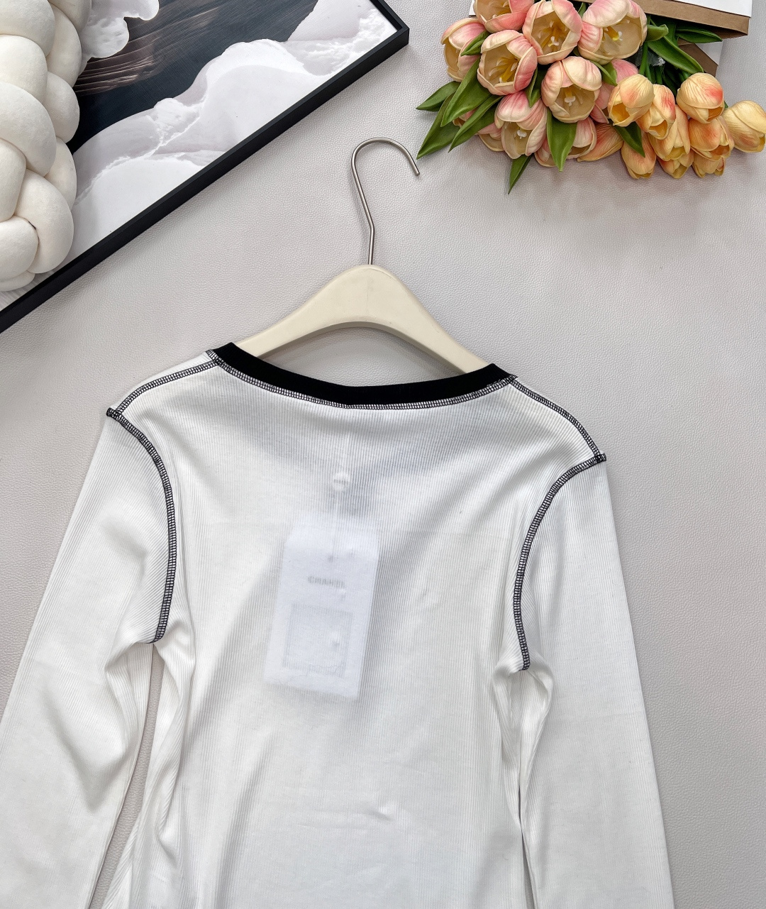 🆕Chanel 新款拼色长袖打底衫！真的是谁穿都美的😘气质凸显不是一点半点、领口精致小Logo扣点缀其间