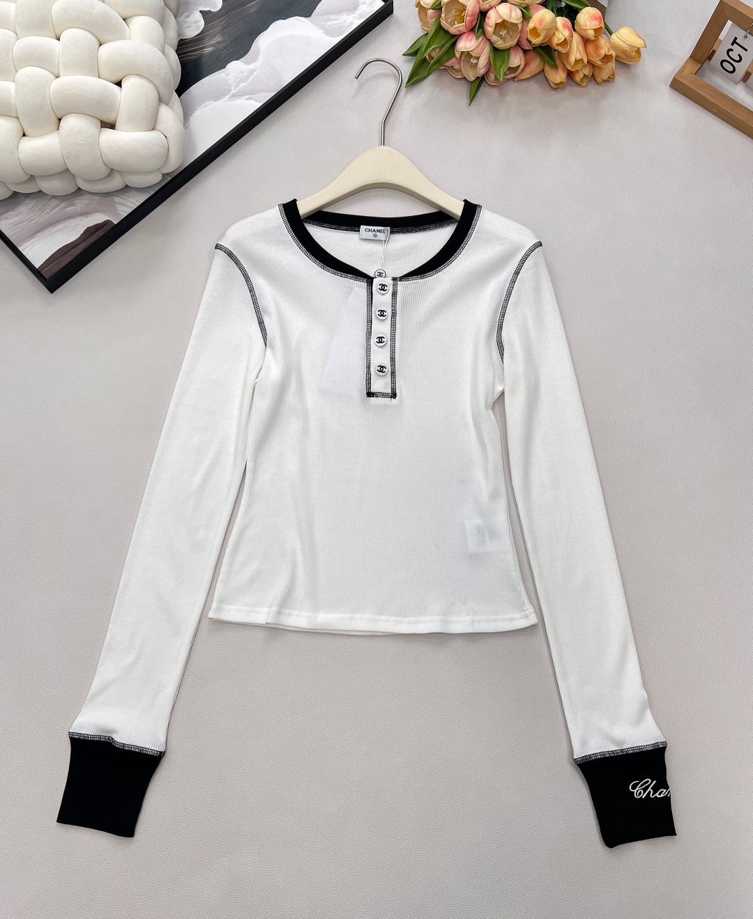 NO:628145,Chanel's new color-blocked long-sleeved bottoming shirt!  It really looks beautiful on anyone who wears it. The exquisite small logo buttons on the neckline make the whole look more advanced and attractive!  Looks great with all kinds of culottes!  Comfortable and practical, you can’t go wrong with it for daily commuting!  All three standards are complete!  Large quantity of two colors has been released, size sml code H, chanel, skirts, alexander wang19860909Chanel 新款拼色长袖打底衫！真的是谁穿都美的气质凸显不是一点半点、领口精致小Logo扣点缀其间 使整体更加高级耐看！搭配各种裙裤都好看的！舒适实穿、日常通勤都不会出错！三标齐全！两色大货已出 尺码sml 编码H,,chanel,skirts,alexander wang,Women's clothing