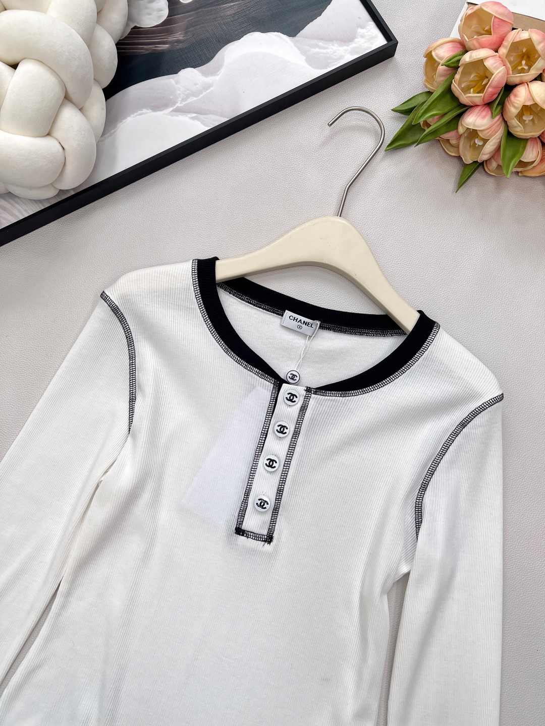 🆕Chanel 新款拼色长袖打底衫！真的是谁穿都美的😘气质凸显不是一点半点、领口精致小Logo扣点缀其间