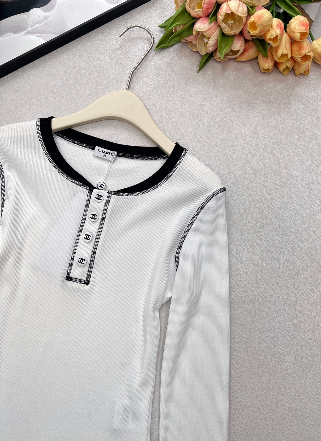 🆕Chanel 新款拼色长袖打底衫！真的是谁穿都美的😘气质凸显不是一点半点、领口精致小Logo扣点缀其间