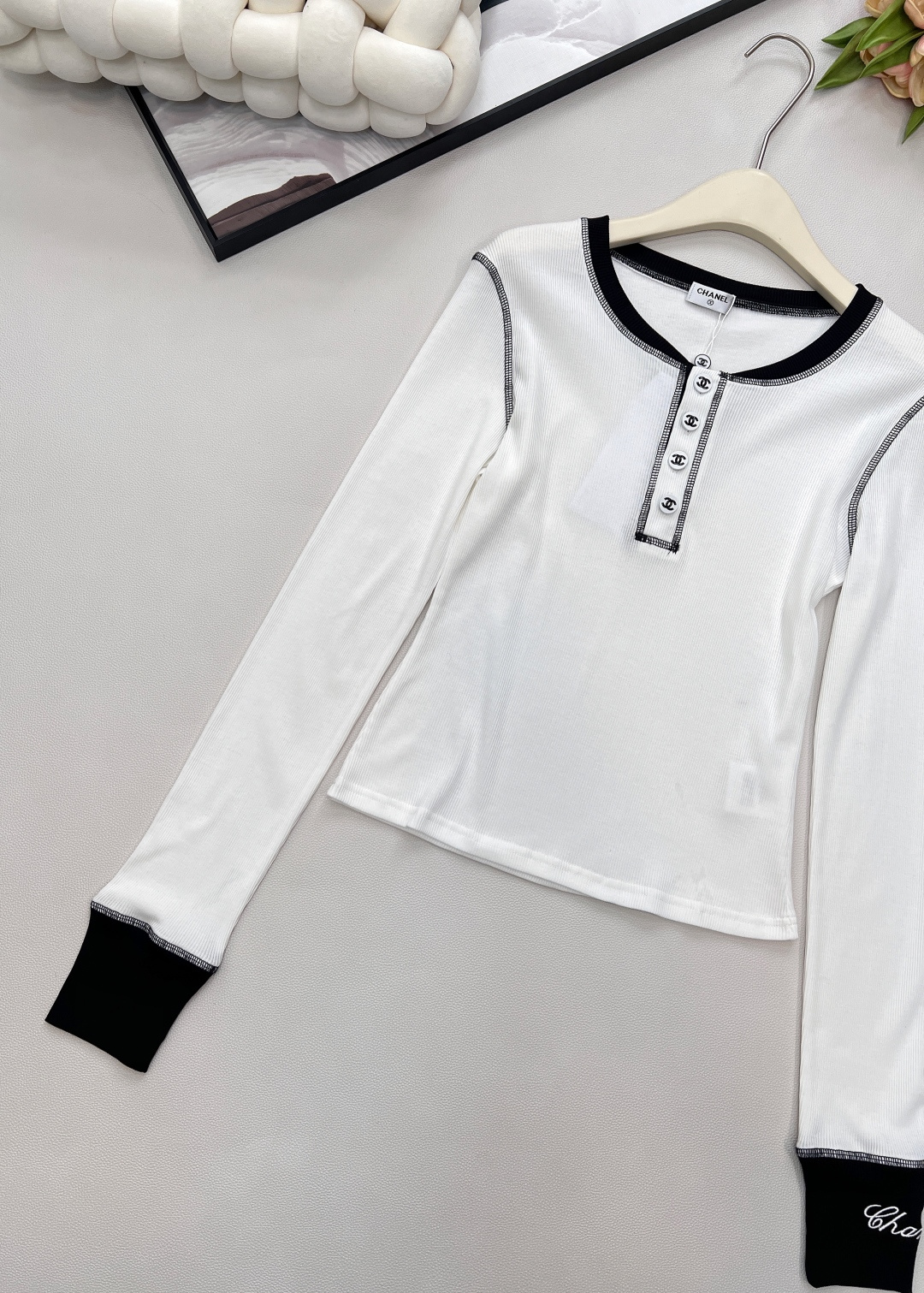 🆕Chanel 新款拼色长袖打底衫！真的是谁穿都美的😘气质凸显不是一点半点、领口精致小Logo扣点缀其间