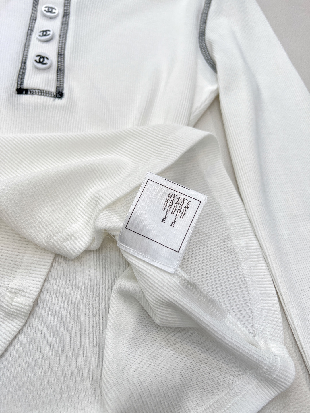 🆕Chanel 新款拼色长袖打底衫！真的是谁穿都美的😘气质凸显不是一点半点、领口精致小Logo扣点缀其间