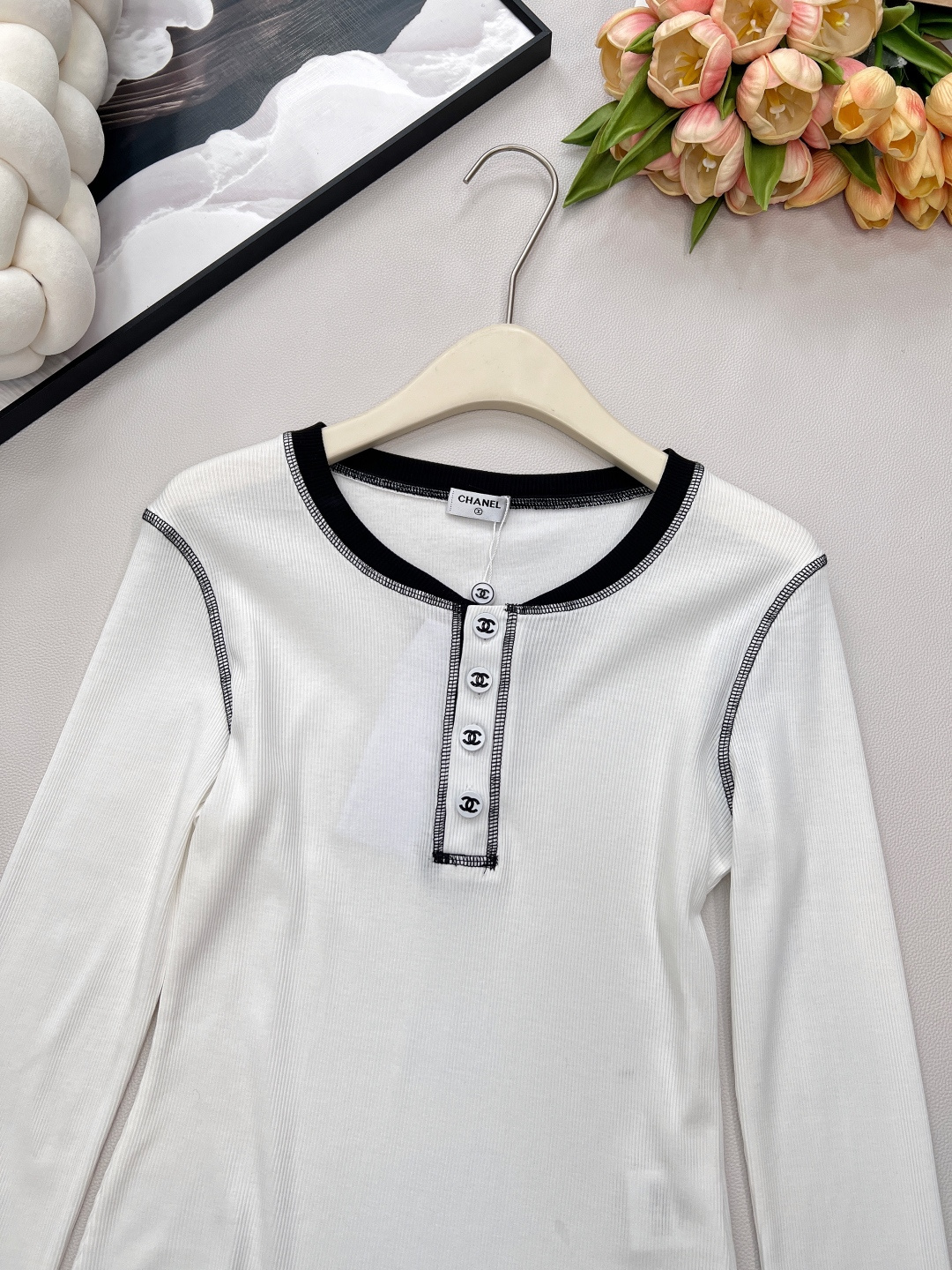 🆕Chanel 新款拼色长袖打底衫！真的是谁穿都美的😘气质凸显不是一点半点、领口精致小Logo扣点缀其间