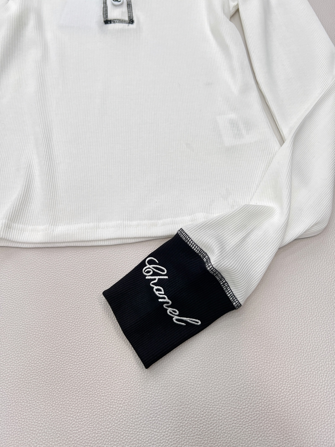 🆕Chanel 新款拼色长袖打底衫！真的是谁穿都美的😘气质凸显不是一点半点、领口精致小Logo扣点缀其间