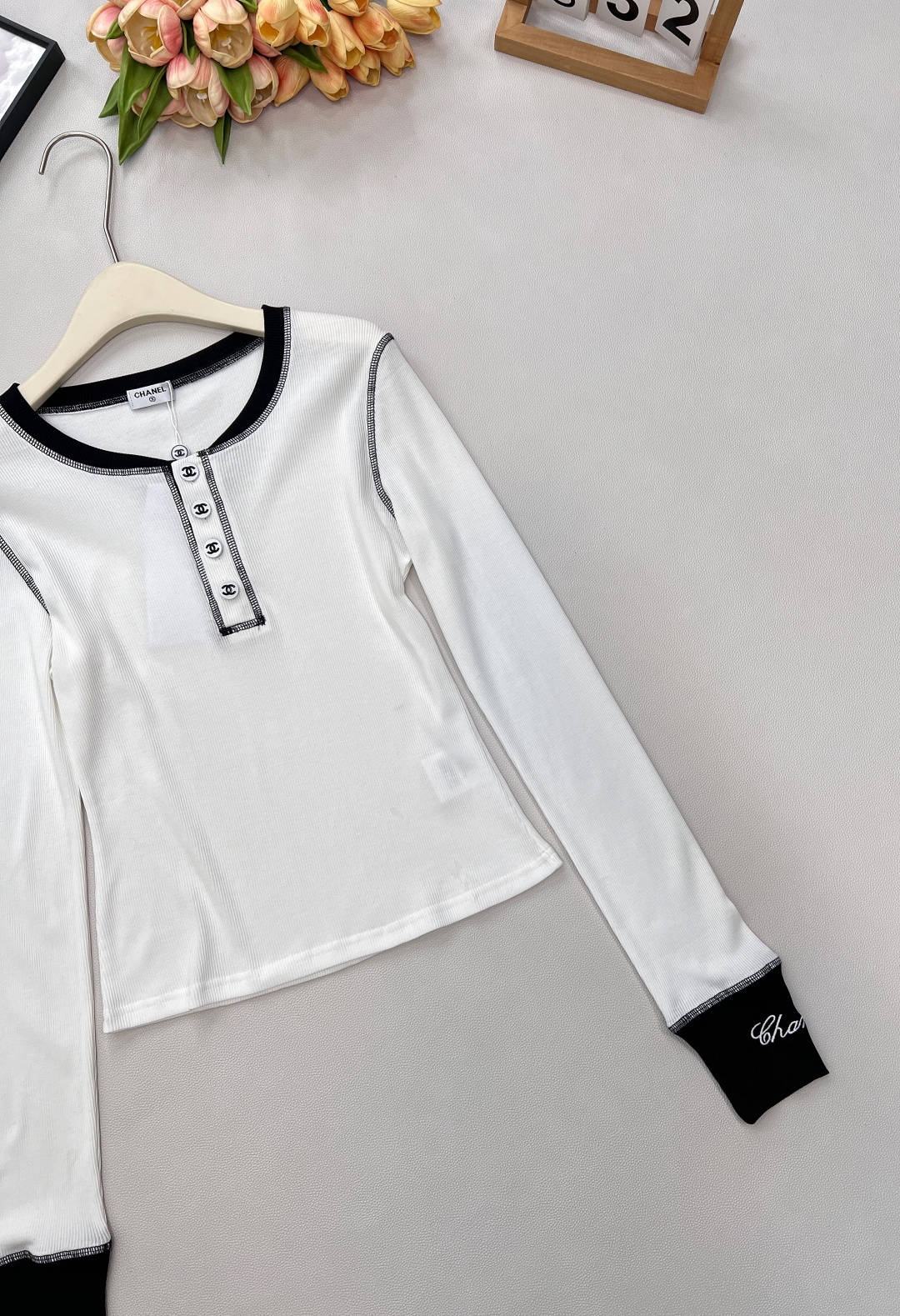 🆕Chanel 新款拼色长袖打底衫！真的是谁穿都美的😘气质凸显不是一点半点、领口精致小Logo扣点缀其间