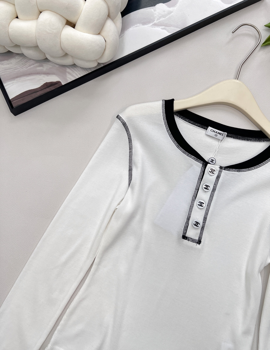 🆕Chanel 新款拼色长袖打底衫！真的是谁穿都美的😘气质凸显不是一点半点、领口精致小Logo扣点缀其间