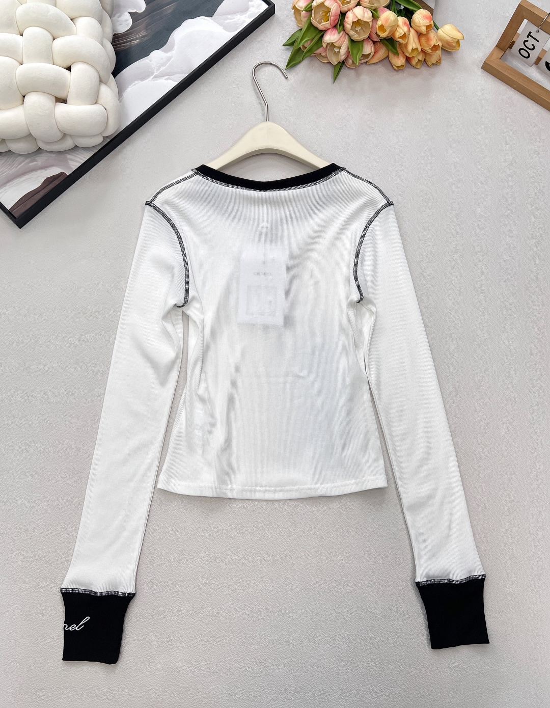 🆕Chanel 新款拼色长袖打底衫！真的是谁穿都美的😘气质凸显不是一点半点、领口精致小Logo扣点缀其间