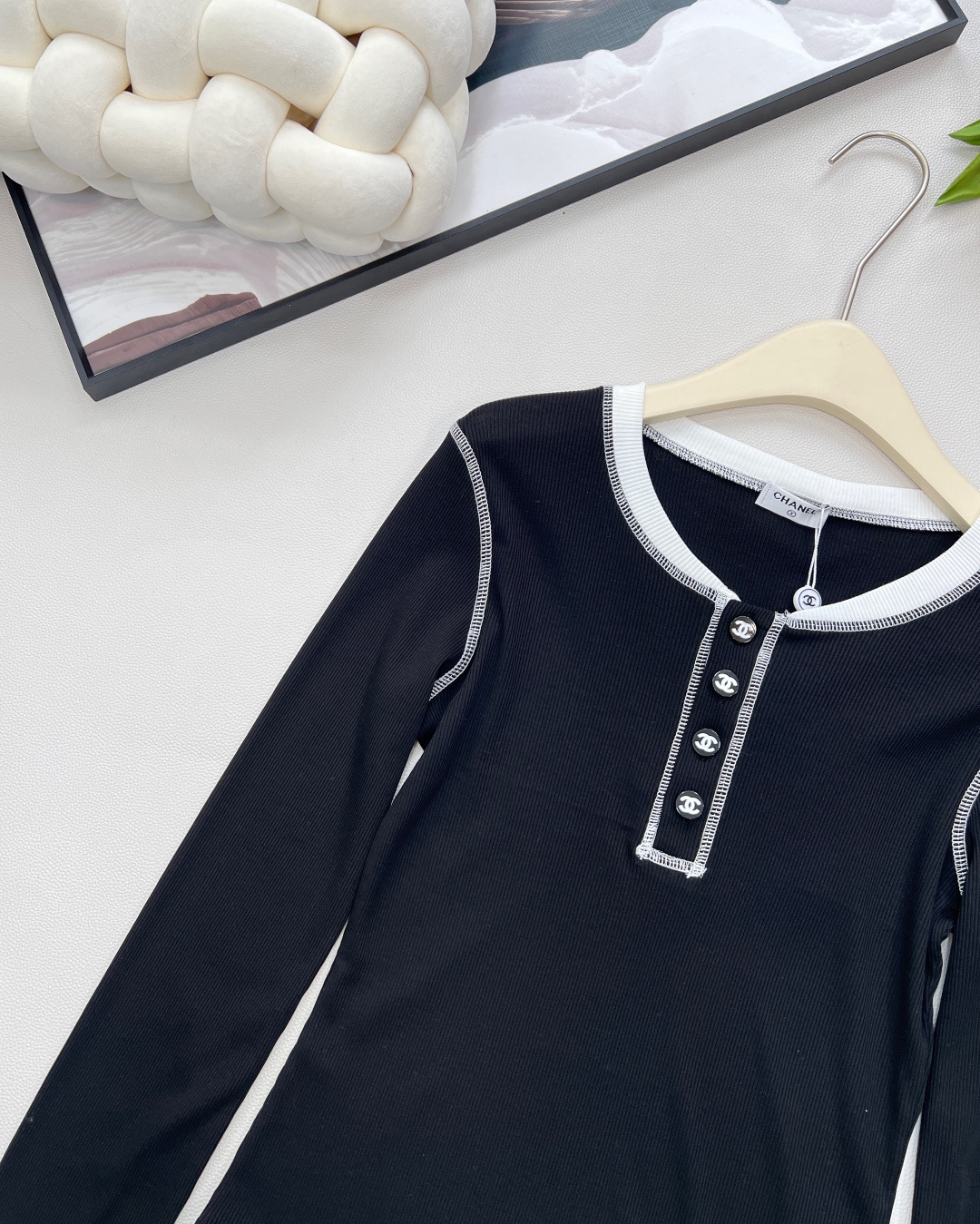 🆕Chanel 新款拼色长袖打底衫！真的是谁穿都美的😘气质凸显不是一点半点、领口精致小Logo扣点缀其间