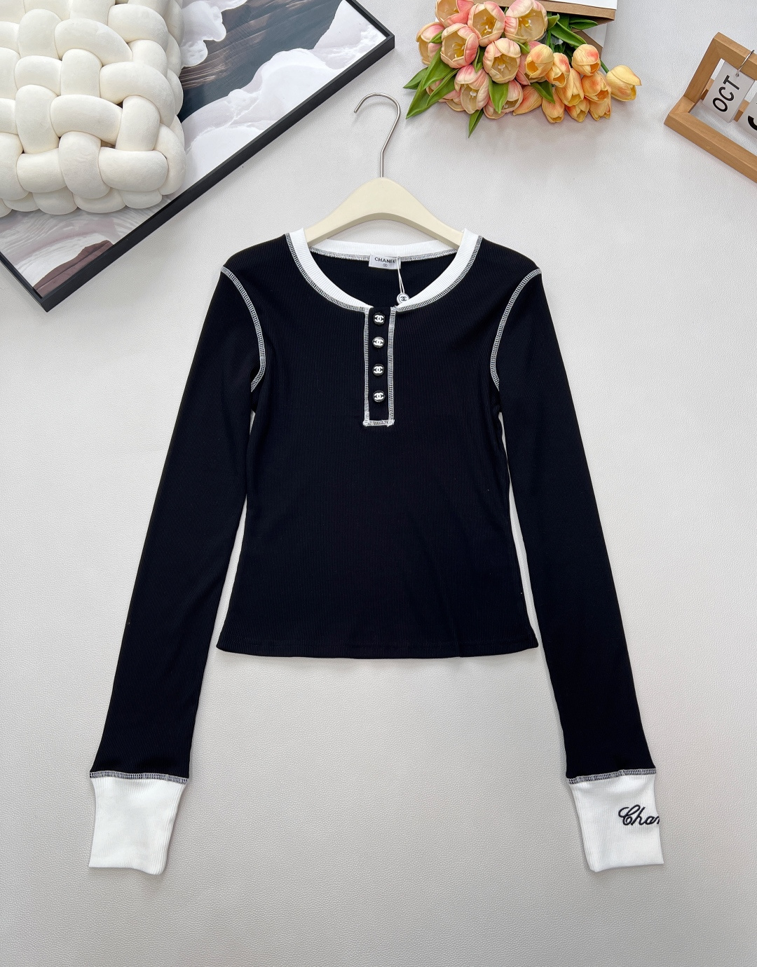 NO:628133,Chanel's new color-blocked long-sleeved bottoming shirt!  It really looks beautiful on anyone who wears it. The exquisite small logo buttons on the neckline make the whole look more advanced and attractive!  Looks great with all kinds of culottes!  Comfortable and practical, you can’t go wrong with it for daily commuting!  All three standards are complete!  Large quantity of two colors has been released, size sml code H, chanel, skirts, alexander wang19860909Chanel 新款拼色长袖打底衫！真的是谁穿都美的气质凸显不是一点半点、领口精致小Logo扣点缀其间 使整体更加高级耐看！搭配各种裙裤都好看的！舒适实穿、日常通勤都不会出错！三标齐全！两色大货已出 尺码sml 编码H,,chanel,skirts,alexander wang,Women's clothing