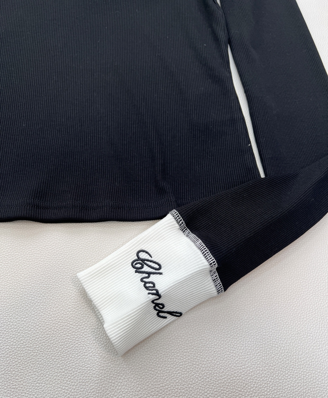 🆕Chanel 新款拼色长袖打底衫！真的是谁穿都美的😘气质凸显不是一点半点、领口精致小Logo扣点缀其间