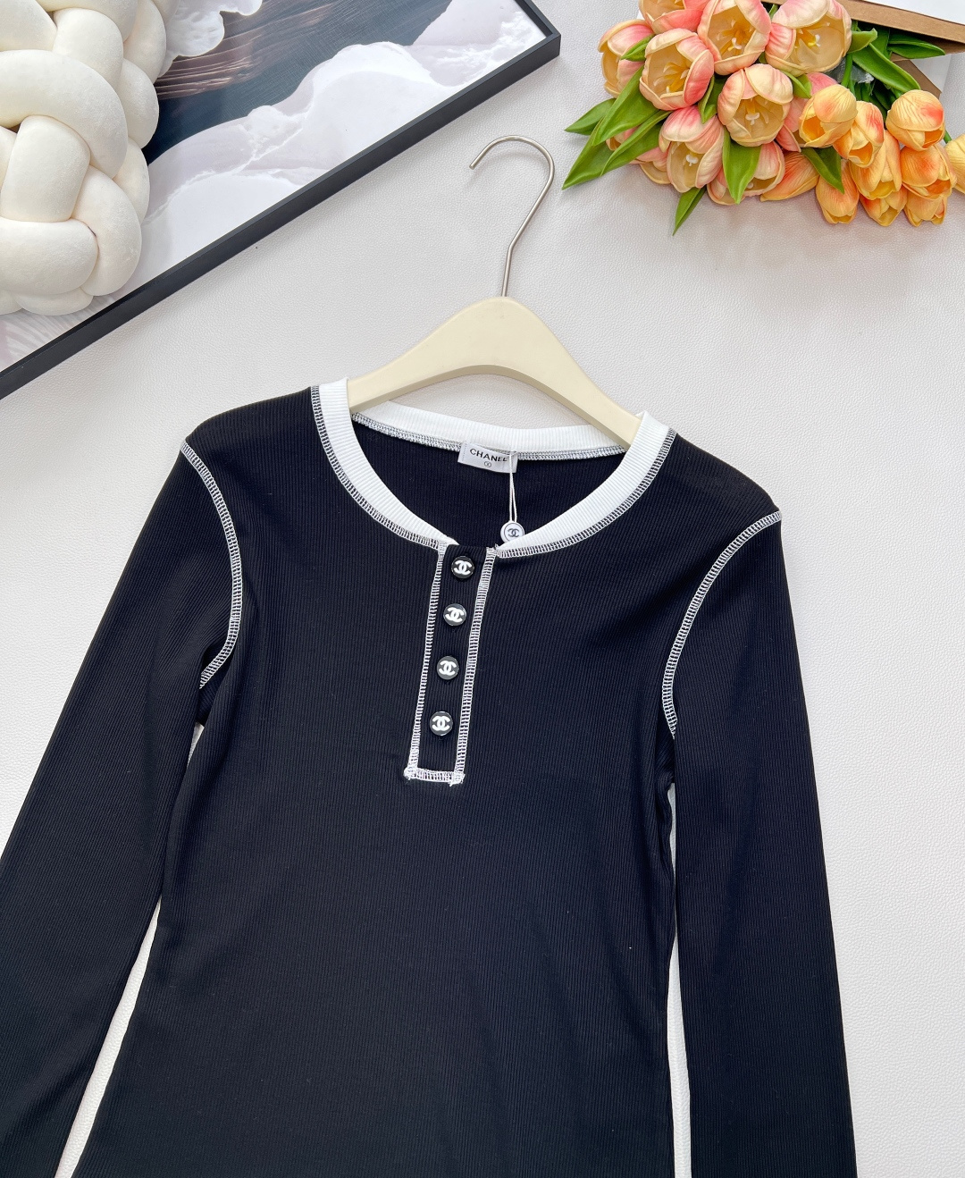 🆕Chanel 新款拼色长袖打底衫！真的是谁穿都美的😘气质凸显不是一点半点、领口精致小Logo扣点缀其间