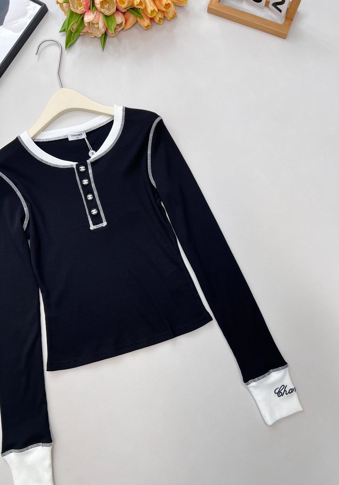 🆕Chanel 新款拼色长袖打底衫！真的是谁穿都美的😘气质凸显不是一点半点、领口精致小Logo扣点缀其间