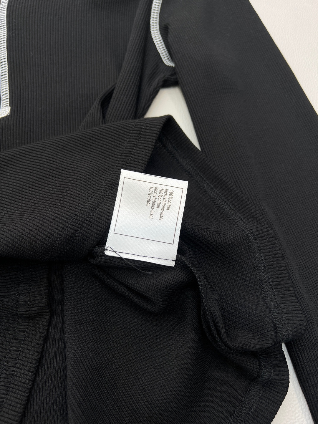 🆕Chanel 新款拼色长袖打底衫！真的是谁穿都美的😘气质凸显不是一点半点、领口精致小Logo扣点缀其间