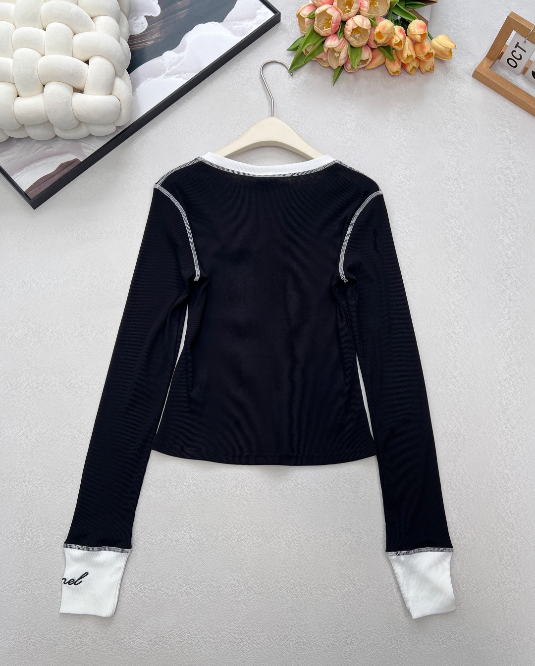 🆕Chanel 新款拼色长袖打底衫！真的是谁穿都美的😘气质凸显不是一点半点、领口精致小Logo扣点缀其间