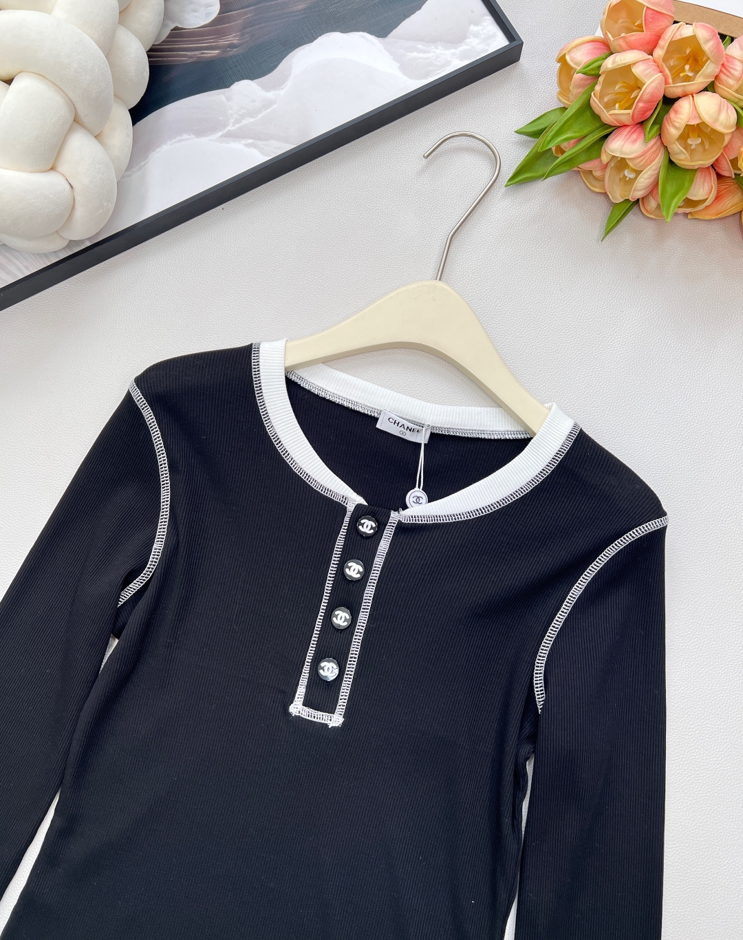 🆕Chanel 新款拼色长袖打底衫！真的是谁穿都美的😘气质凸显不是一点半点、领口精致小Logo扣点缀其间