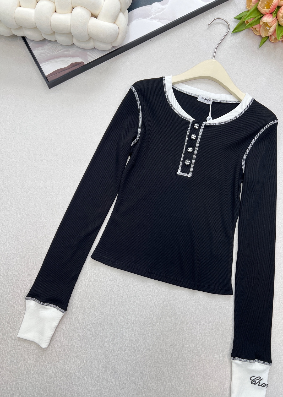 🆕Chanel 新款拼色长袖打底衫！真的是谁穿都美的😘气质凸显不是一点半点、领口精致小Logo扣点缀其间