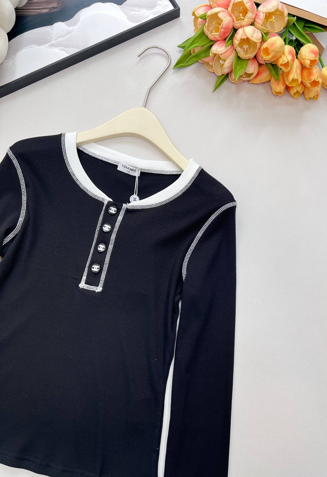 🆕Chanel 新款拼色长袖打底衫！真的是谁穿都美的😘气质凸显不是一点半点、领口精致小Logo扣点缀其间