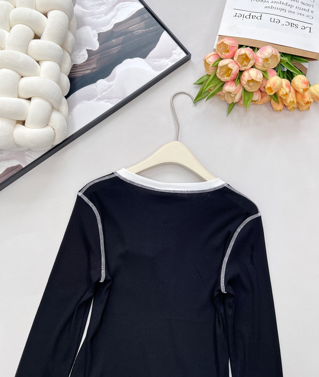 🆕Chanel 新款拼色长袖打底衫！真的是谁穿都美的😘气质凸显不是一点半点、领口精致小Logo扣点缀其间