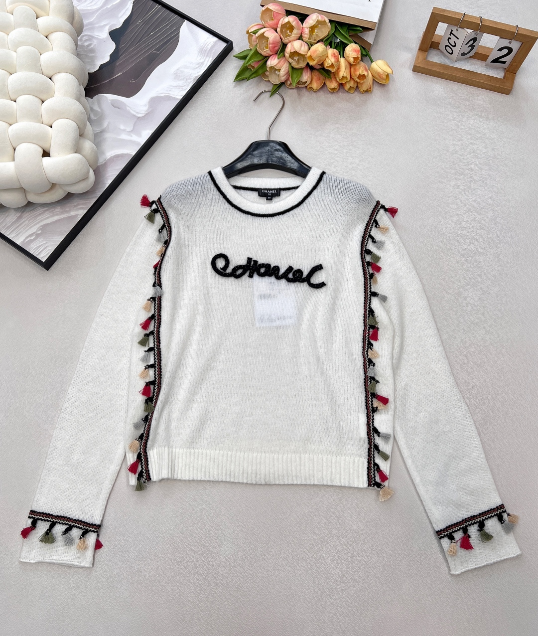NO:629386,Chanel25A new high-end handmade workshop new tassel pullover knitted sweater丨Exclusive high-end version!  The round neck design with good texture that can be seen at a glance reduces age and adds a bit of casualness!  It is very versatile to wear alone or layered under a down coat. This sweater is a must-have item in this season. It has the right fit and can be worn with sweatpants or work jeans to show a good body proportion. It is complete with three standards and is shipped in large quantities. Size SML code, chanel, jeans, sweaters, down jacket, alexander wang19860909Chanel25A新款高级手工坊新款流苏套头针织毛衣丨独家高版出品！一眼就看出的好质感圆领设计减龄又增添了几分休闲随性！ 单穿或者叠穿在羽绒大衣里面都很百搭 在这个季节里 这件毛衣就是无需多说的必备单品恰到好处的版型搭配卫裤或者工装牛仔裤 都能穿出好的身材比例 ,三标齐全,大货出 尺码sml 编码,,chanel,jeans,sweaters,down jacket,alexander wang,Women's clothing