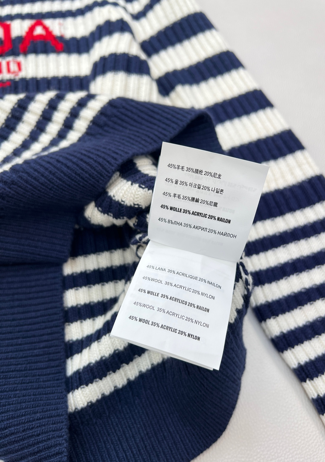 🆕Prada2025新款坑条字母提花长袖针织衫，定制的纱线，- 面料体感：坑条针织自带“软弹滤镜”，贴肤
