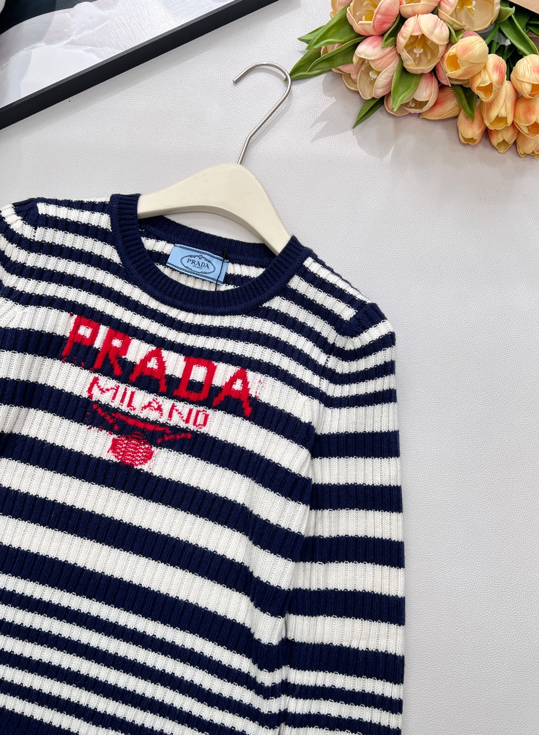 🆕Prada2025新款坑条字母提花长袖针织衫，定制的纱线，- 面料体感：坑条针织自带“软弹滤镜”，贴肤