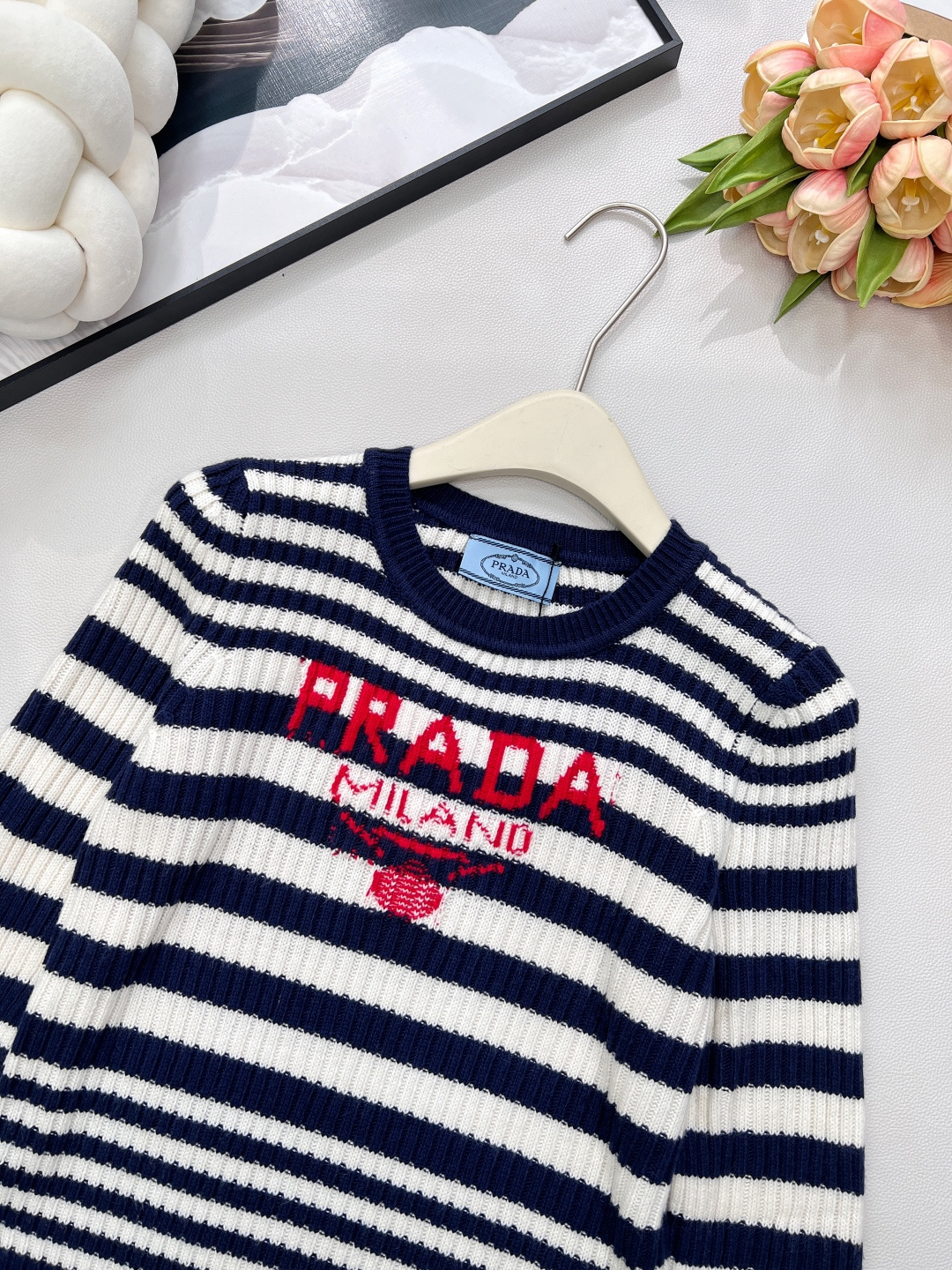 🆕Prada2025新款坑条字母提花长袖针织衫，定制的纱线，- 面料体感：坑条针织自带“软弹滤镜”，贴肤